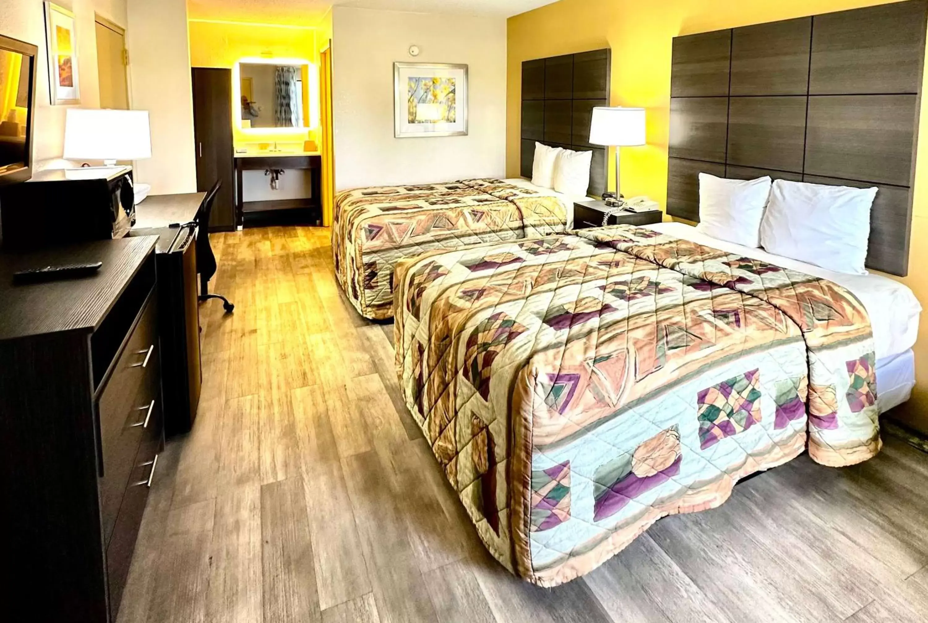 Photo of the whole room, Bed in Days Inn by Wyndham Charlotte Northlake