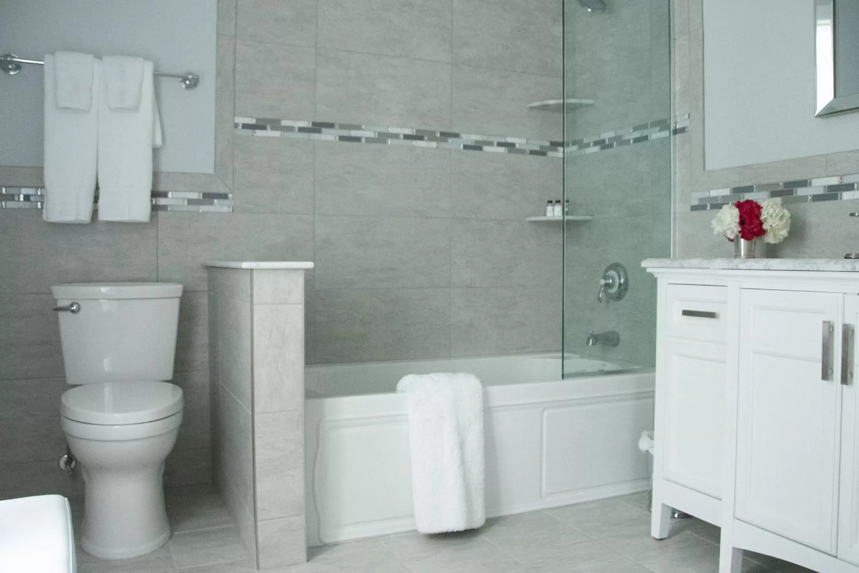 Deluxe Double Room with Bath in The Ocean Bay House Deluxe Double Room with Bath in The Ocean Bay House