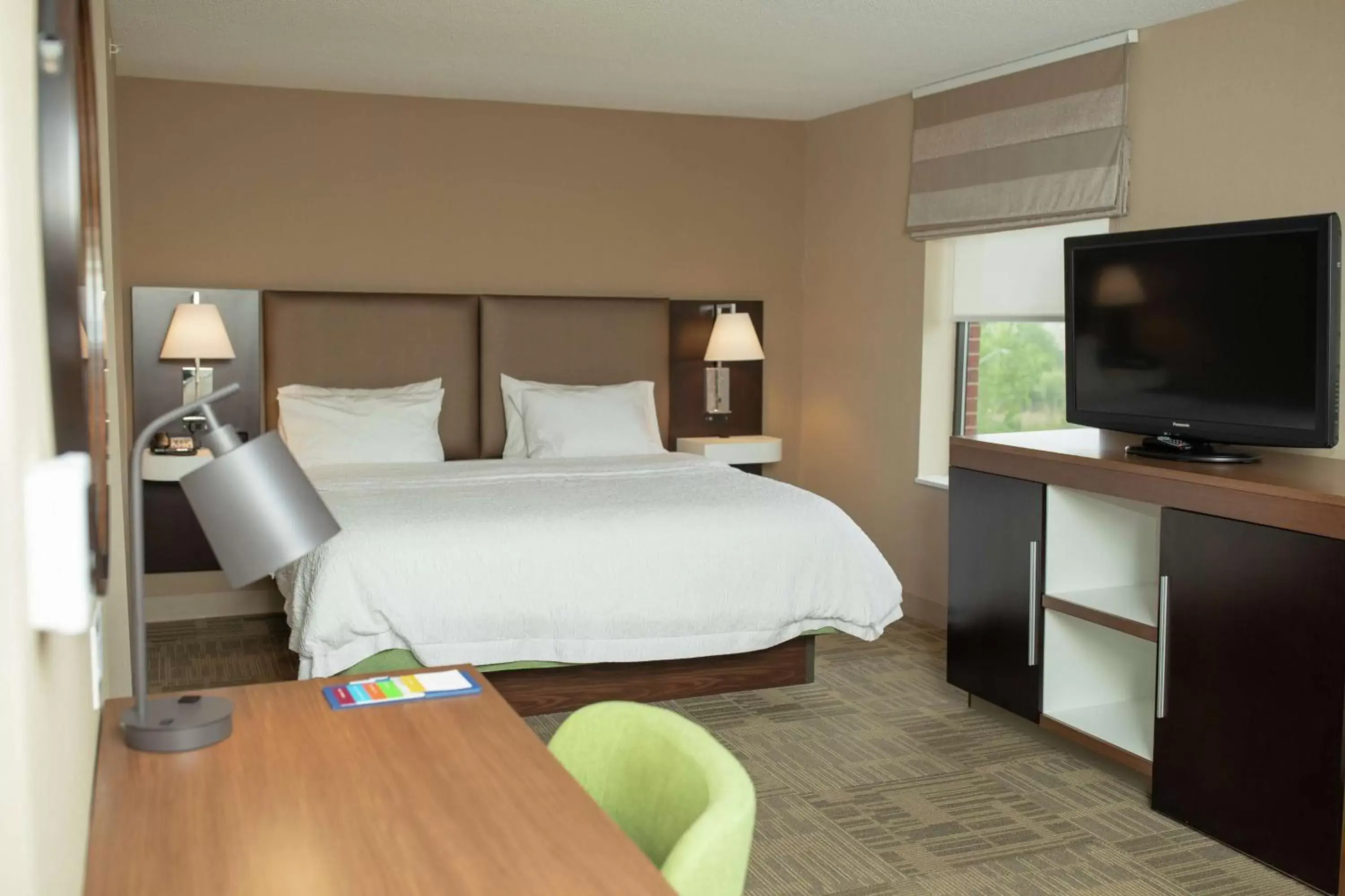 Bedroom, Bed in Hampton Inn Commerce/Novi