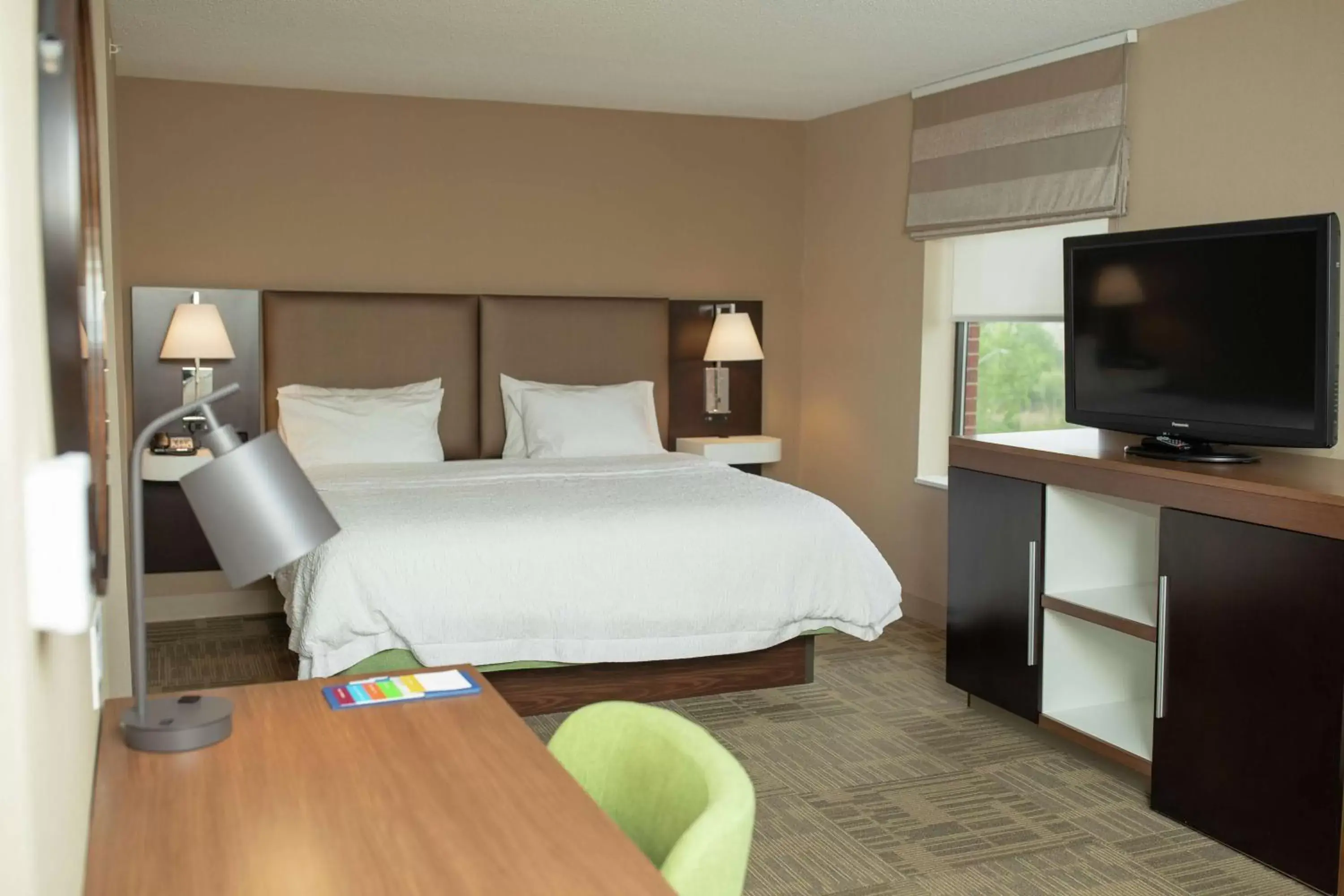 Bedroom, Bed in Hampton Inn Commerce/Novi Bedroom, Bed in Hampton Inn Commerce/Novi