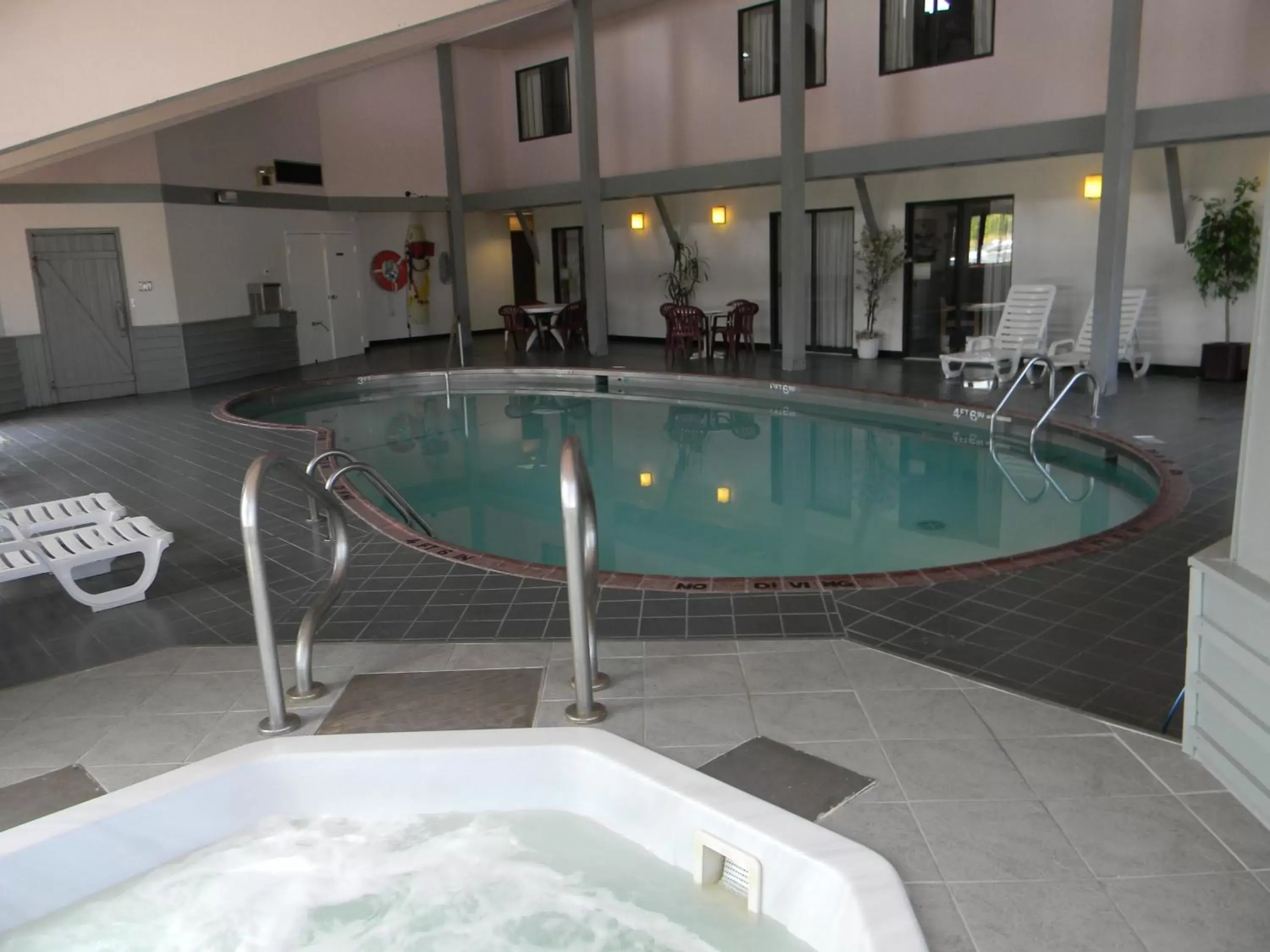 Spa and wellness centre/facilities, Swimming Pool in Pictured Rocks Inn and Suites