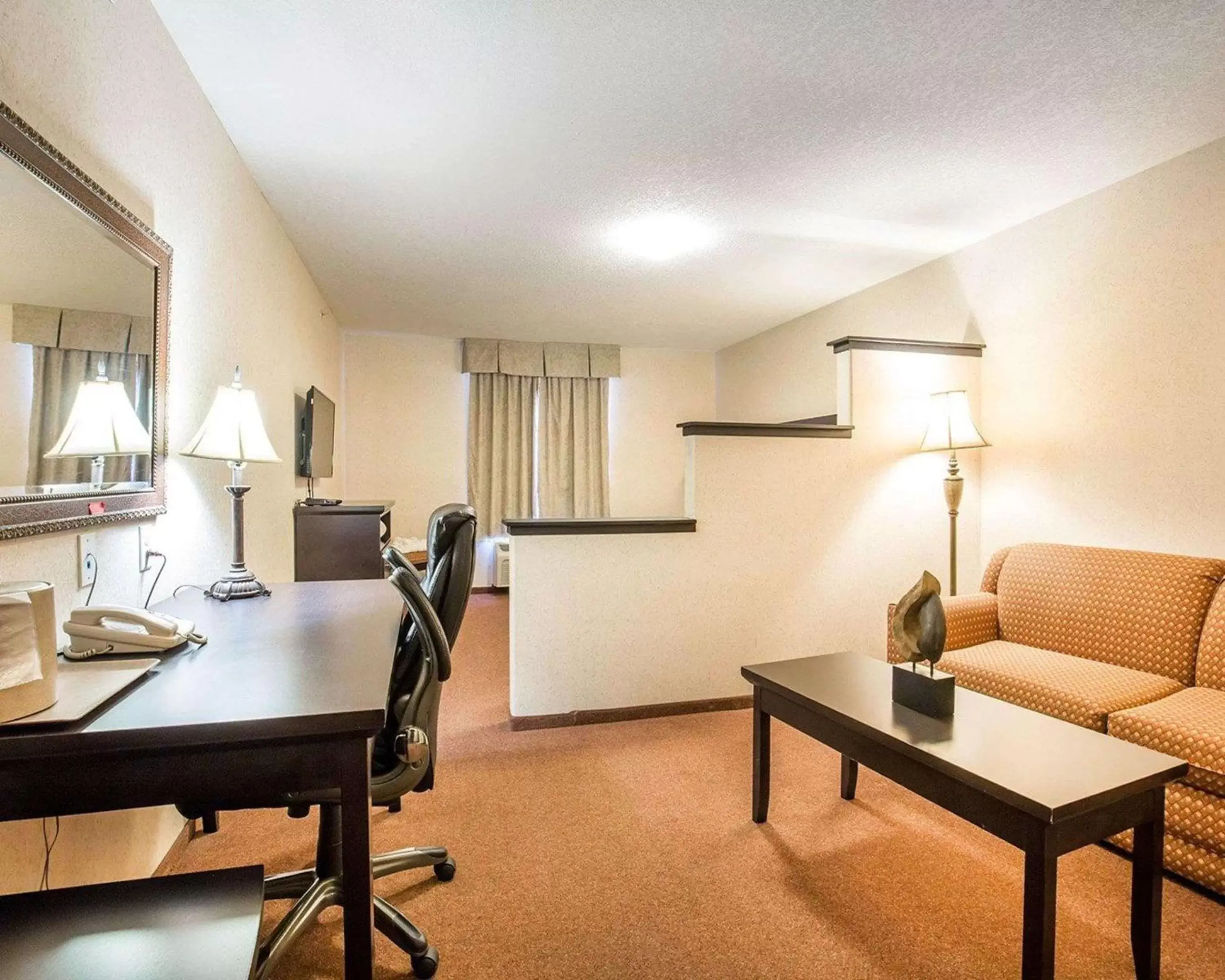 Photo of the whole room, Seating Area in Quality Inn & Suites Lethbridge