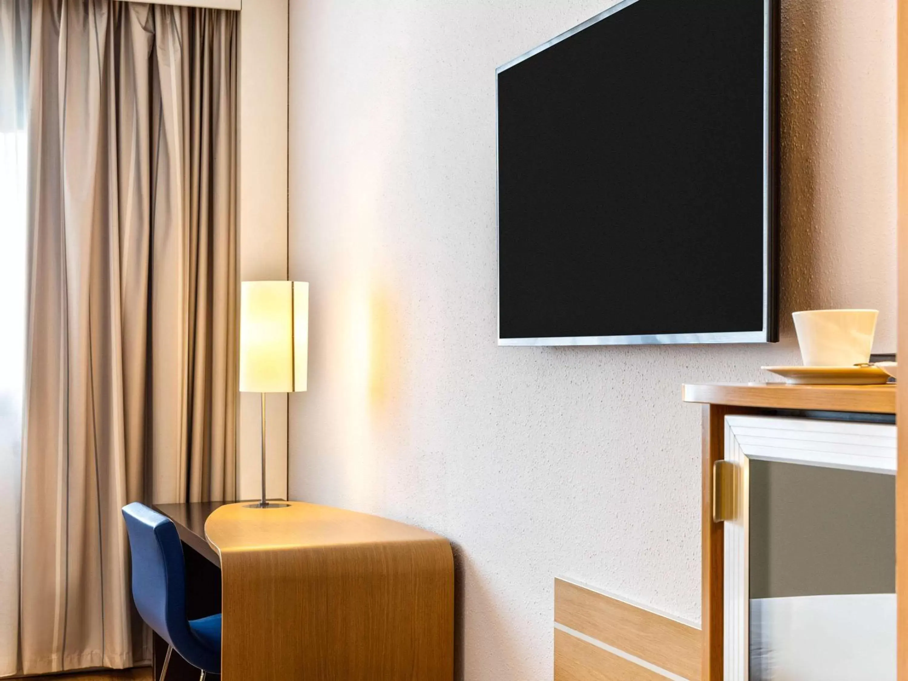 Bedroom, TV/Entertainment Center in Novotel Caserta Sud