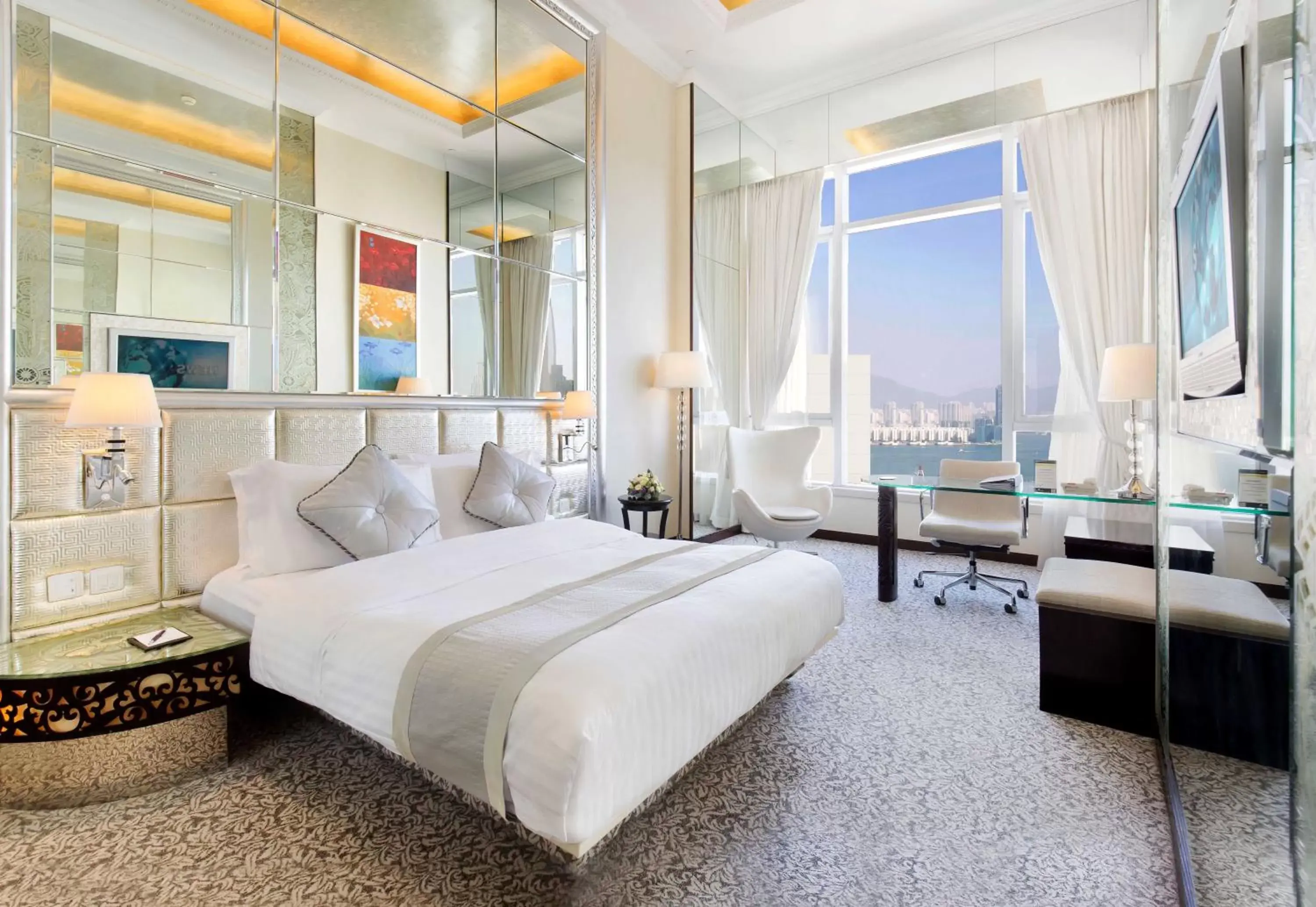 Bedroom, Bed in Regal Hongkong Hotel