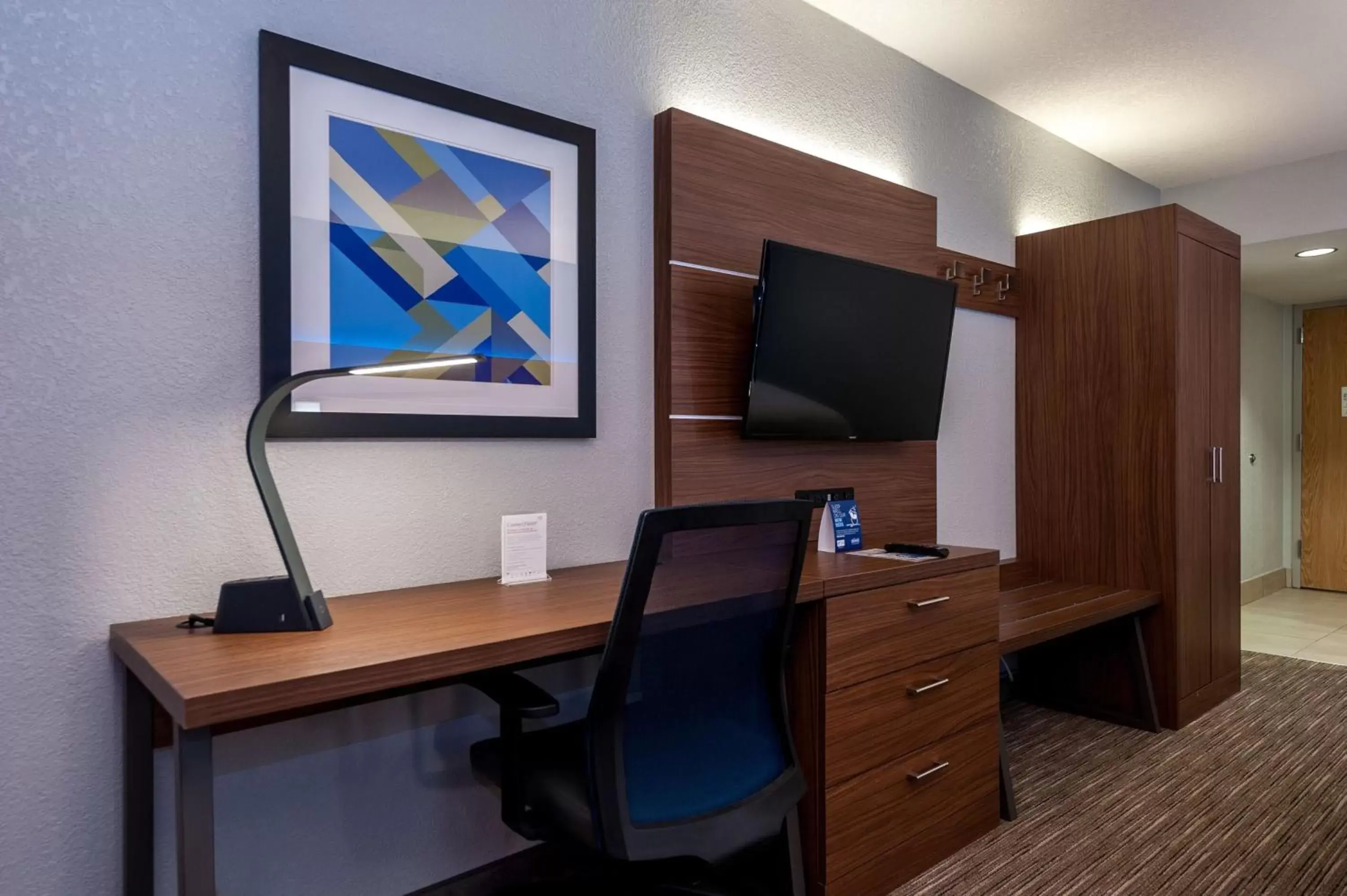 Photo of the whole room, TV/Entertainment Center in Holiday Inn Express Cape Coral-Fort Myers Area, an IHG Hotel