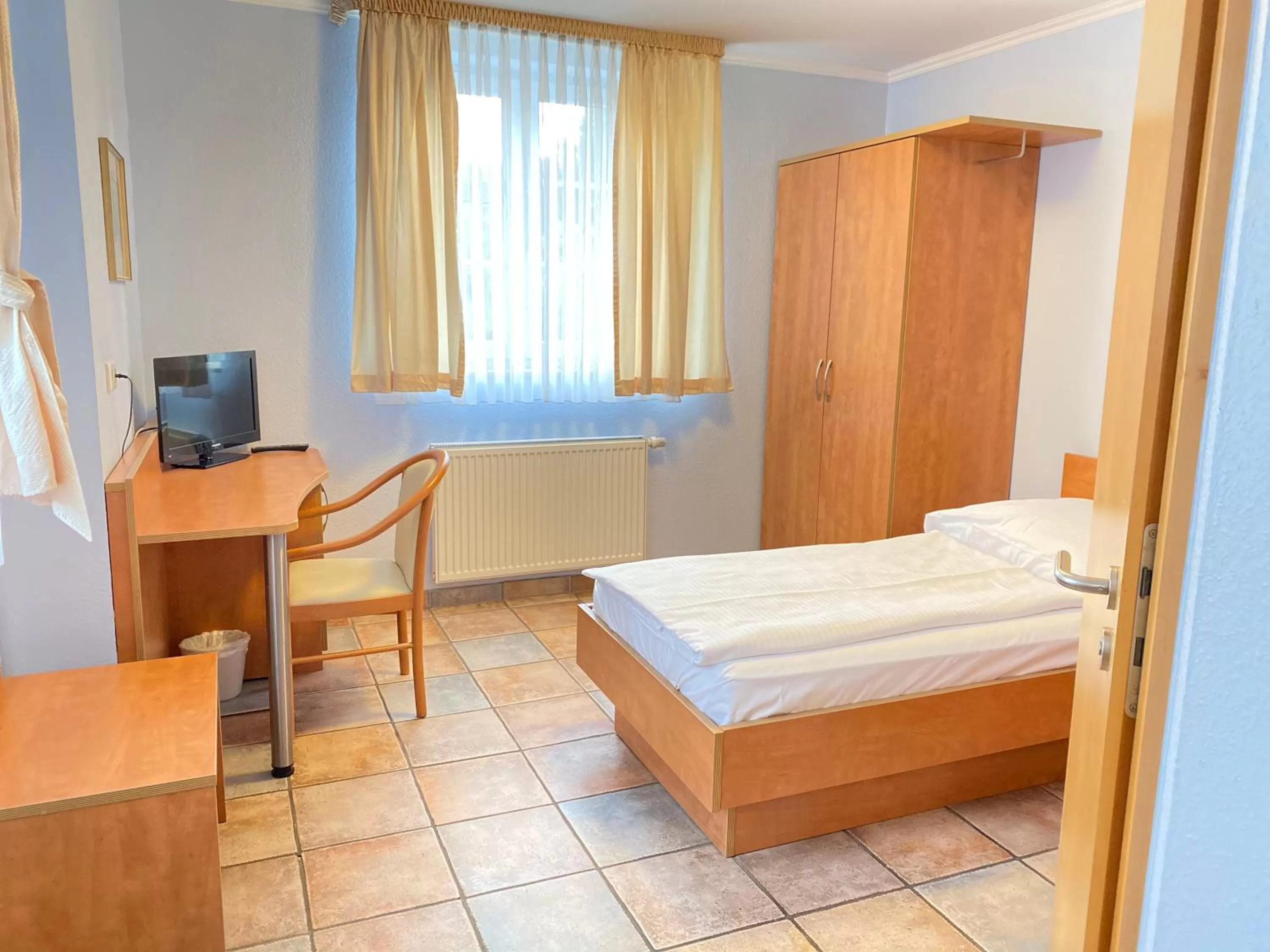 Communal lounge/ TV room, Bed in Vintage Hotel Köln Pulheim - Kostenlose Parkplätze