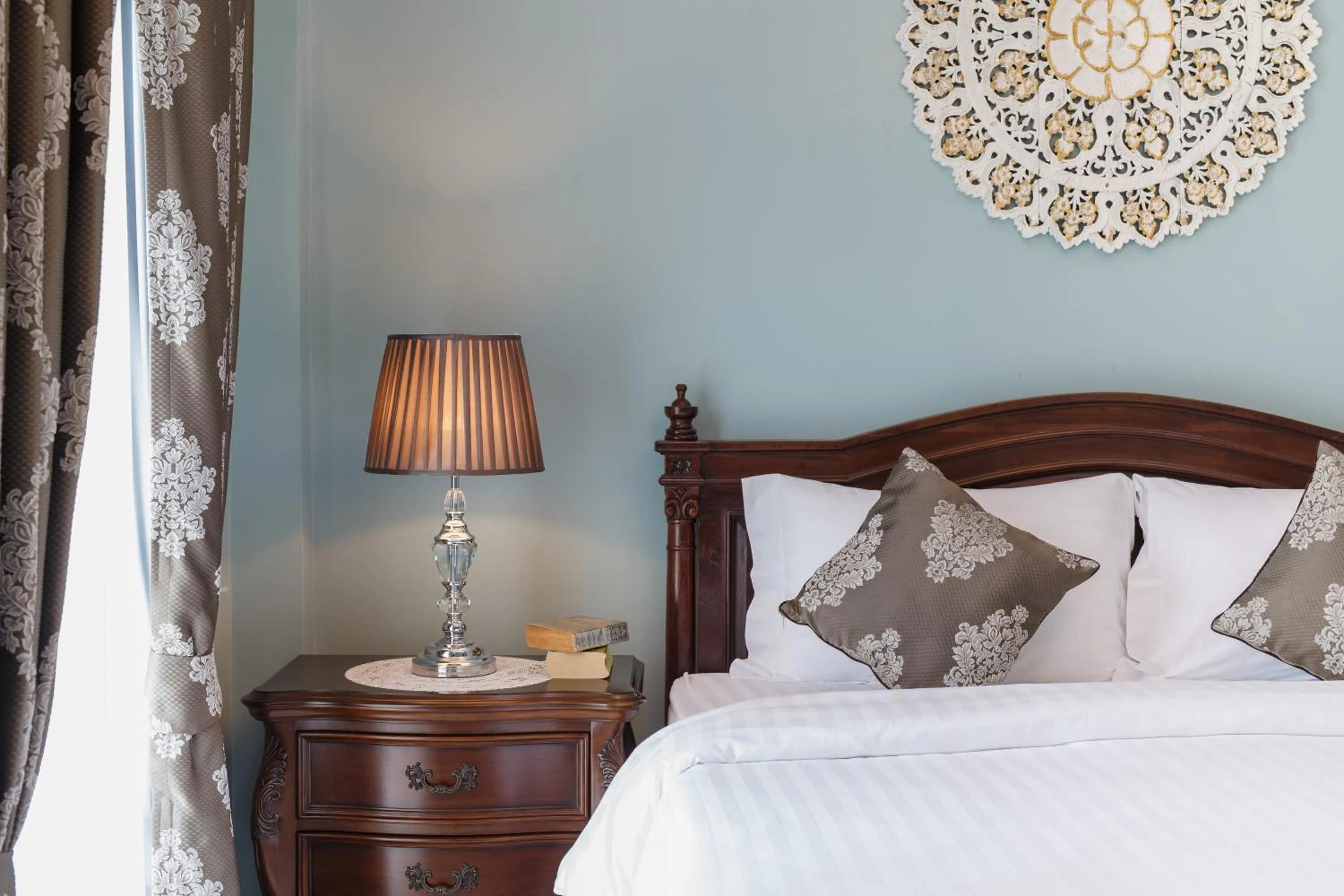 Other, Bed in The Velvet Orchid