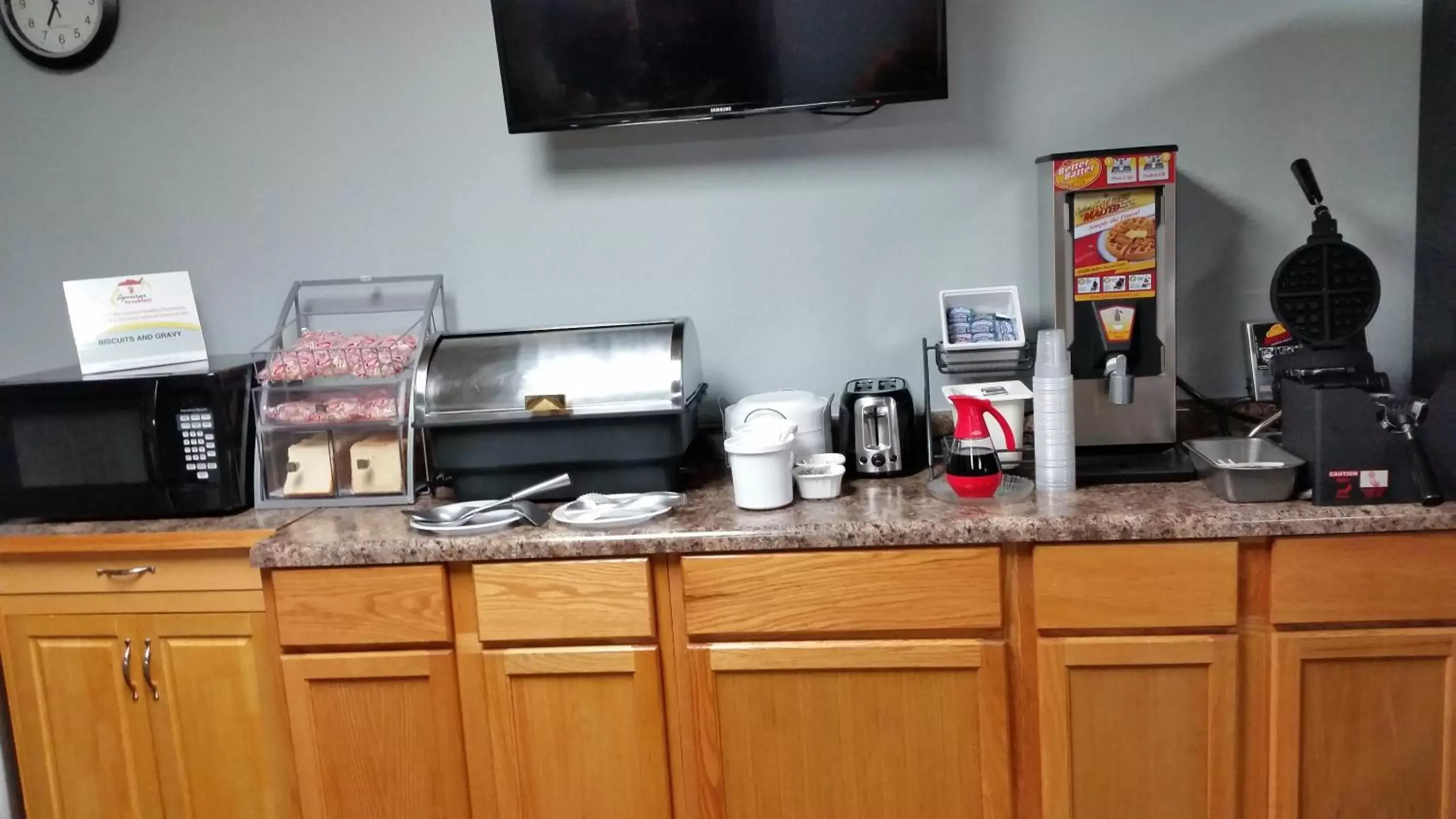 Food and drinks in Super 8 by Wyndham Macomb