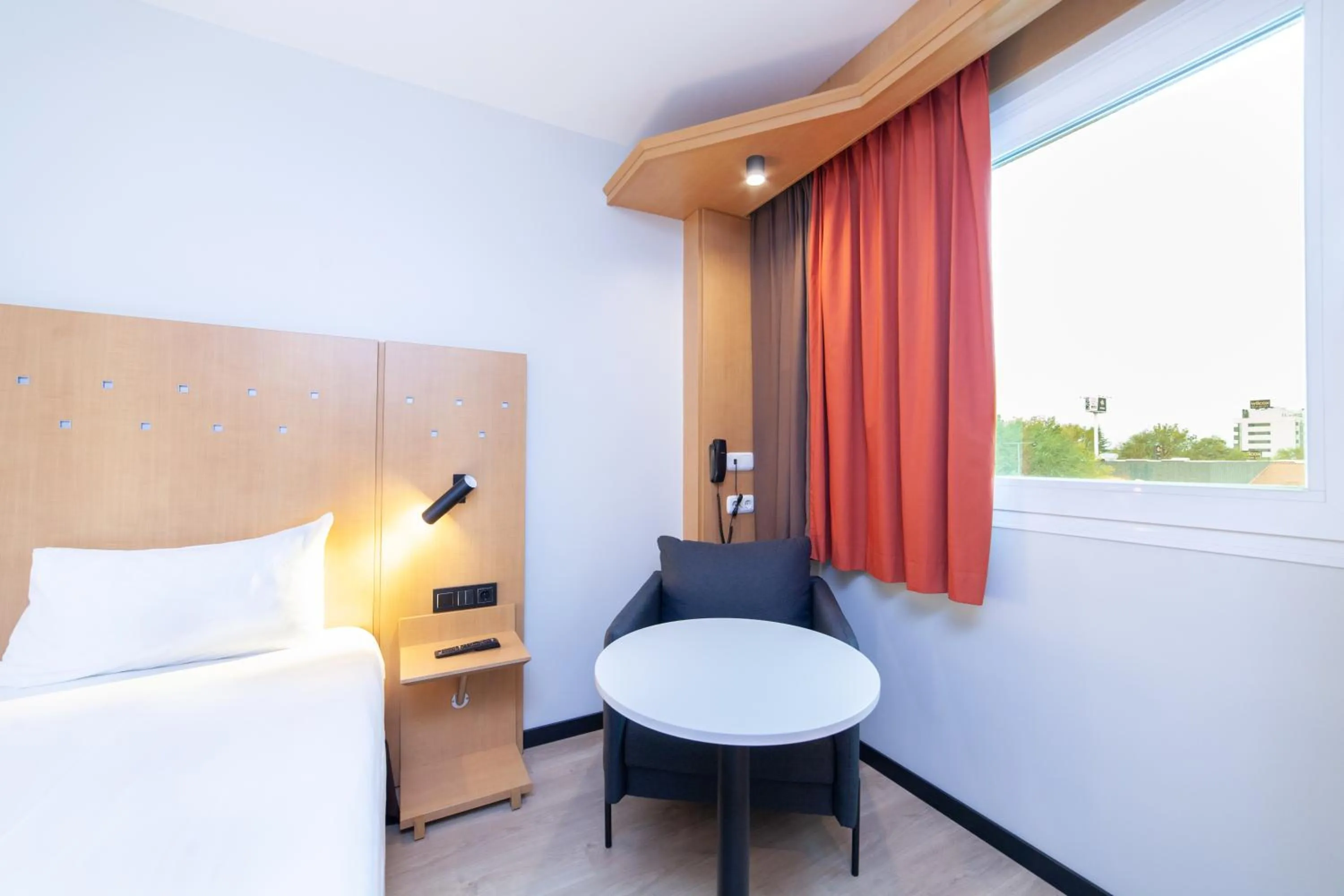 Seating area, Bed in Ibis Alcala de Henares La Garena