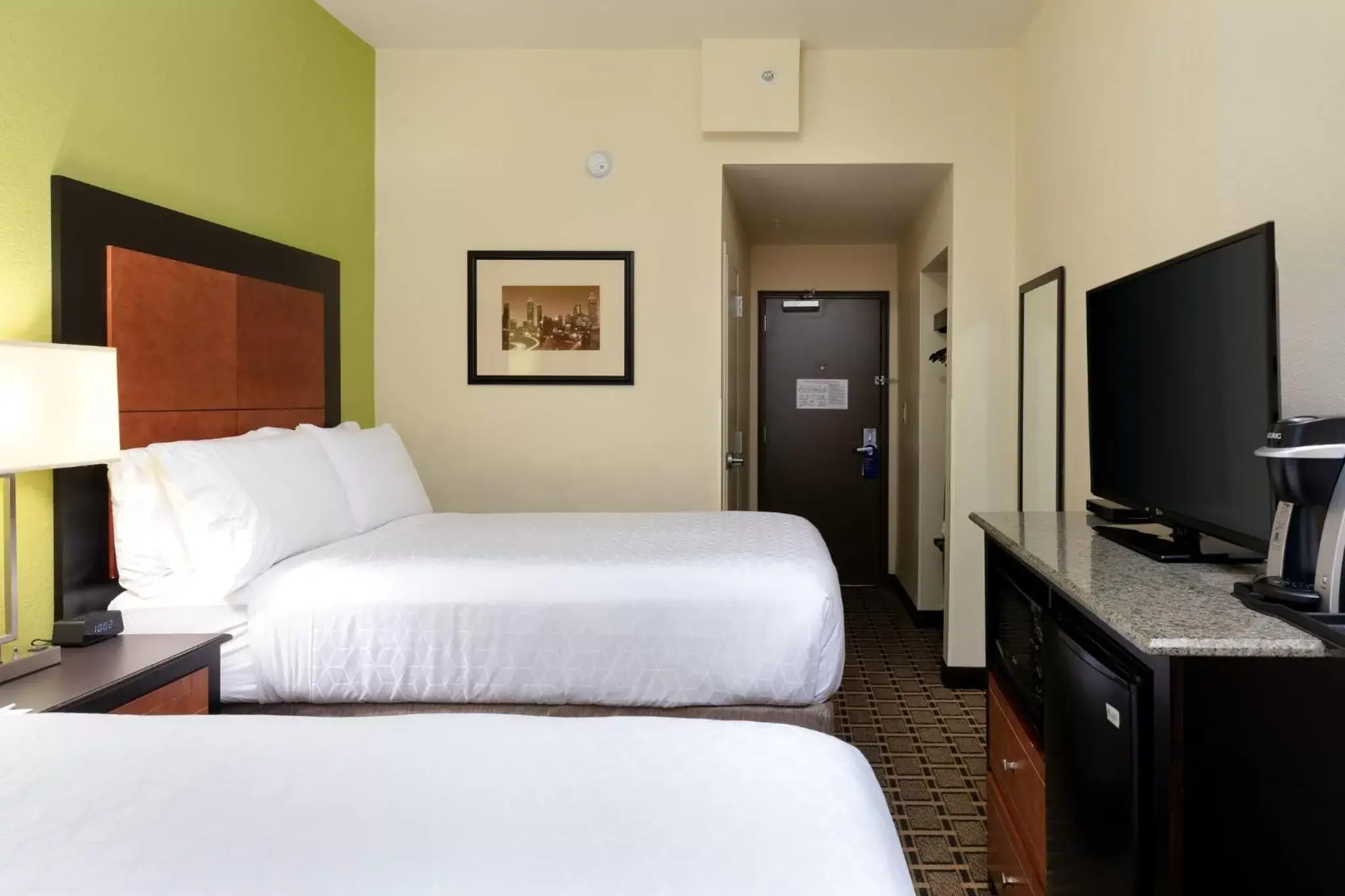 Photo of the whole room, Bed in Holiday Inn Express & Suites - Atlanta Downtown, an IHG Hotel