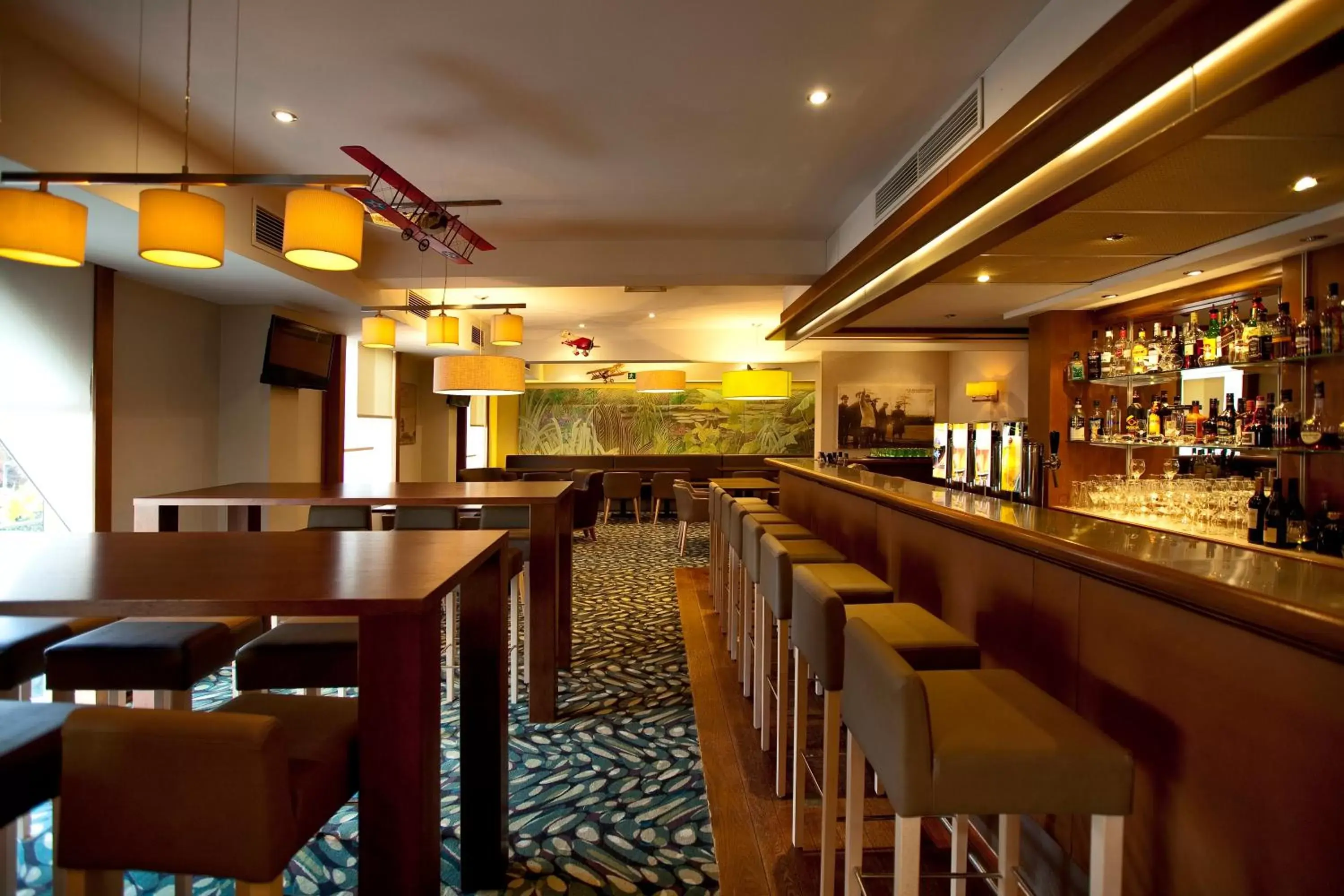 Lounge or bar in Holiday Inn Gent Expo by IHG Lounge or bar in Holiday Inn Gent Expo by IHG