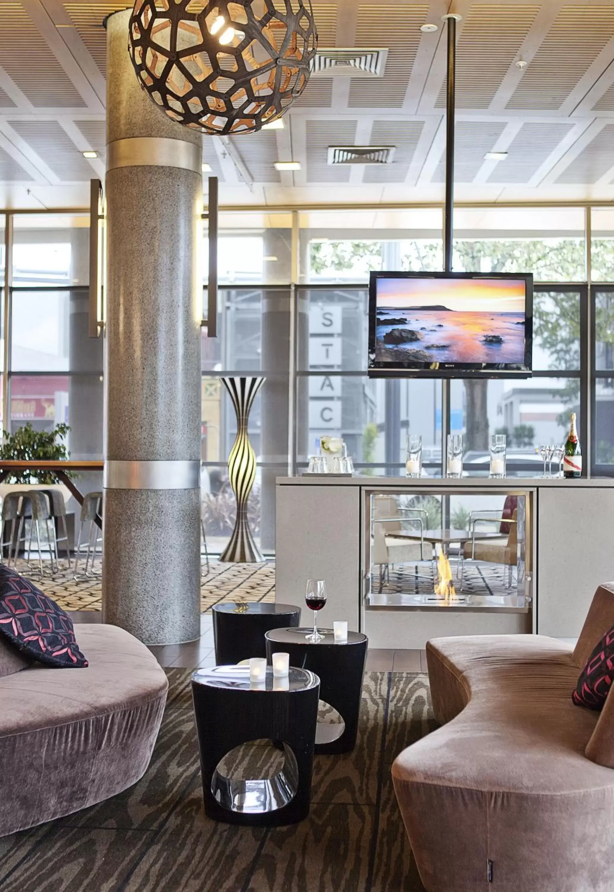 Lounge or bar in Novotel Tainui Hamilton