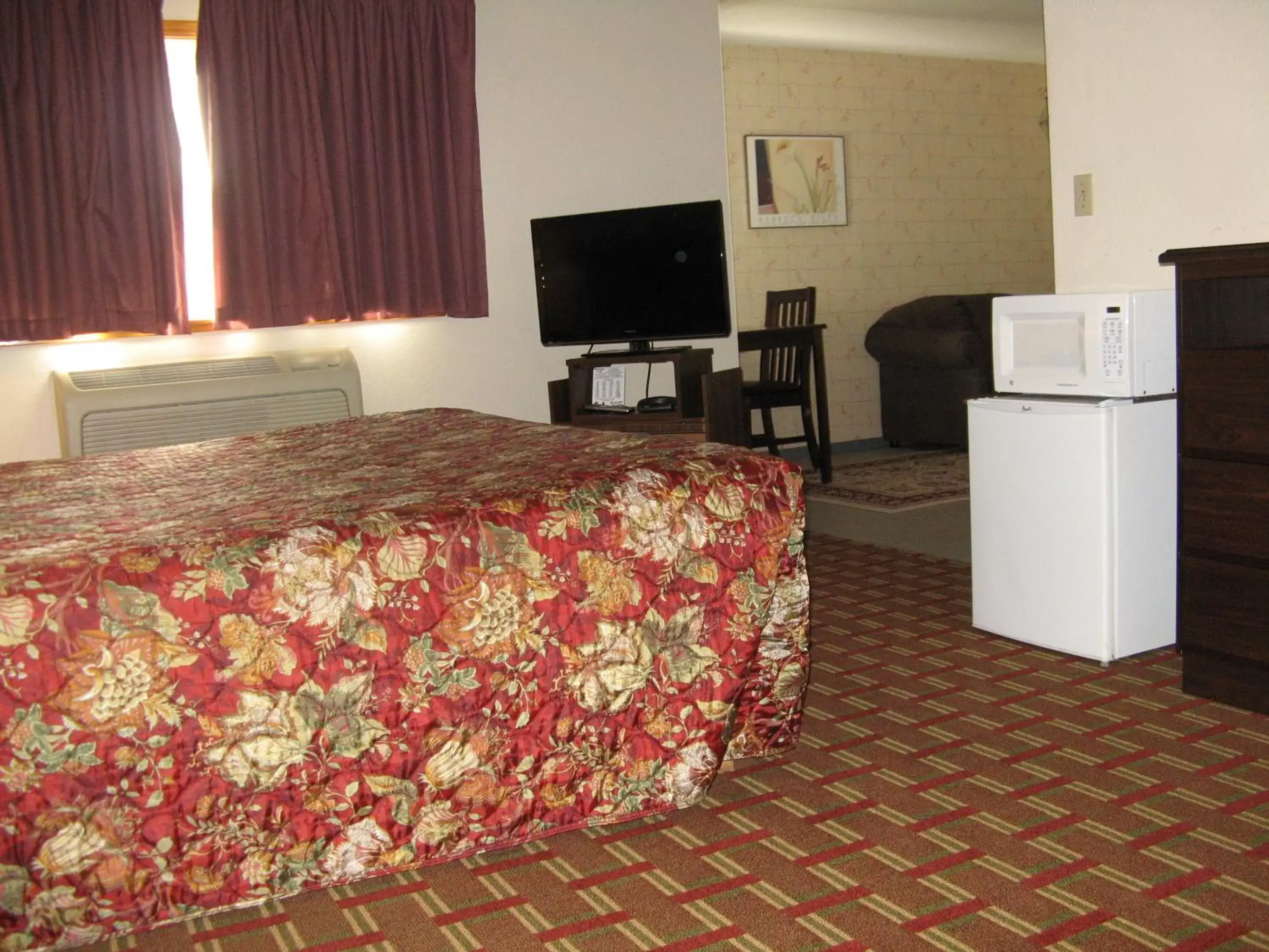 Photo of the whole room, TV/Entertainment Center in Bellingham Lodge