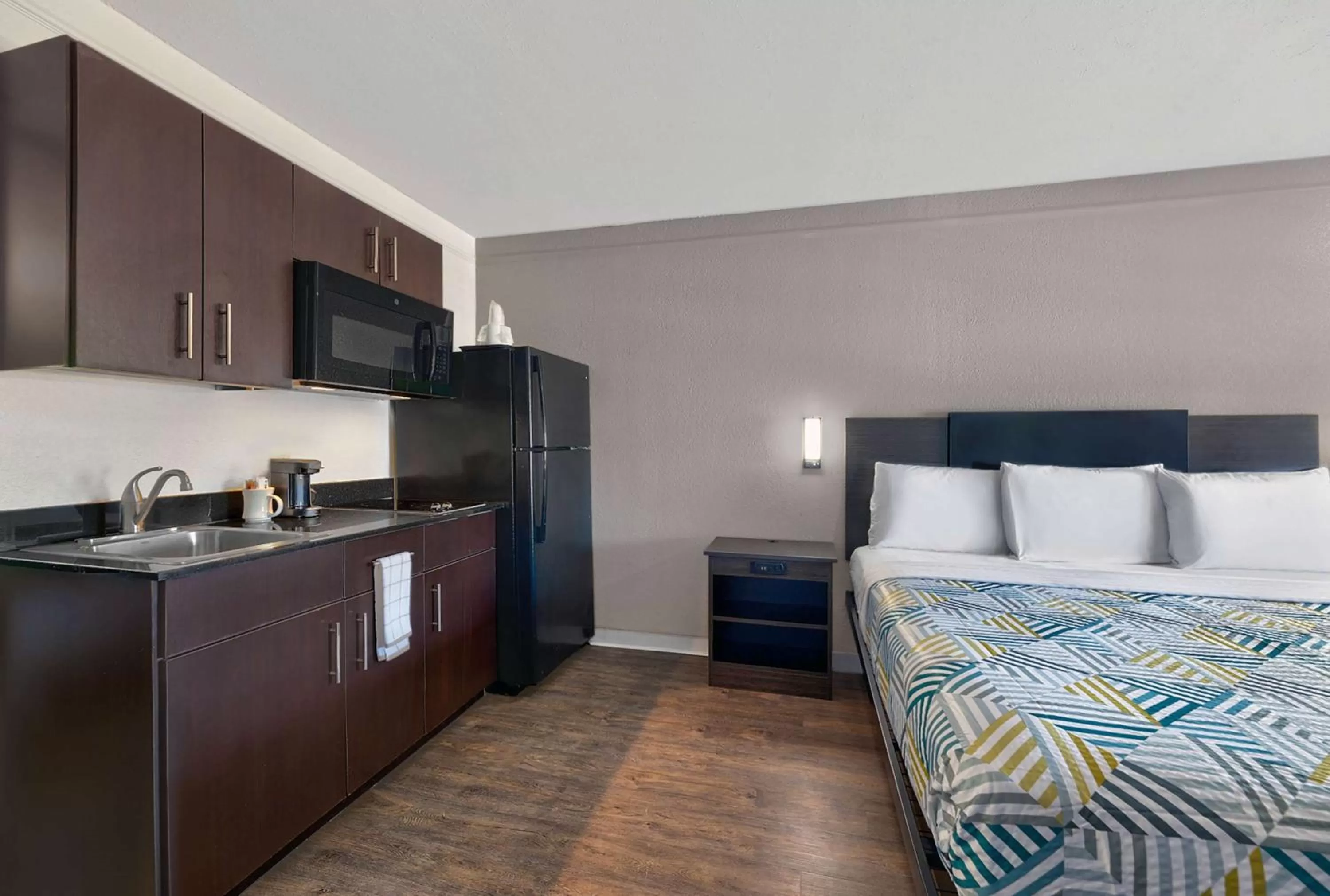 Photo of the whole room, Bed in Studio 6-Denton, TX - UNT