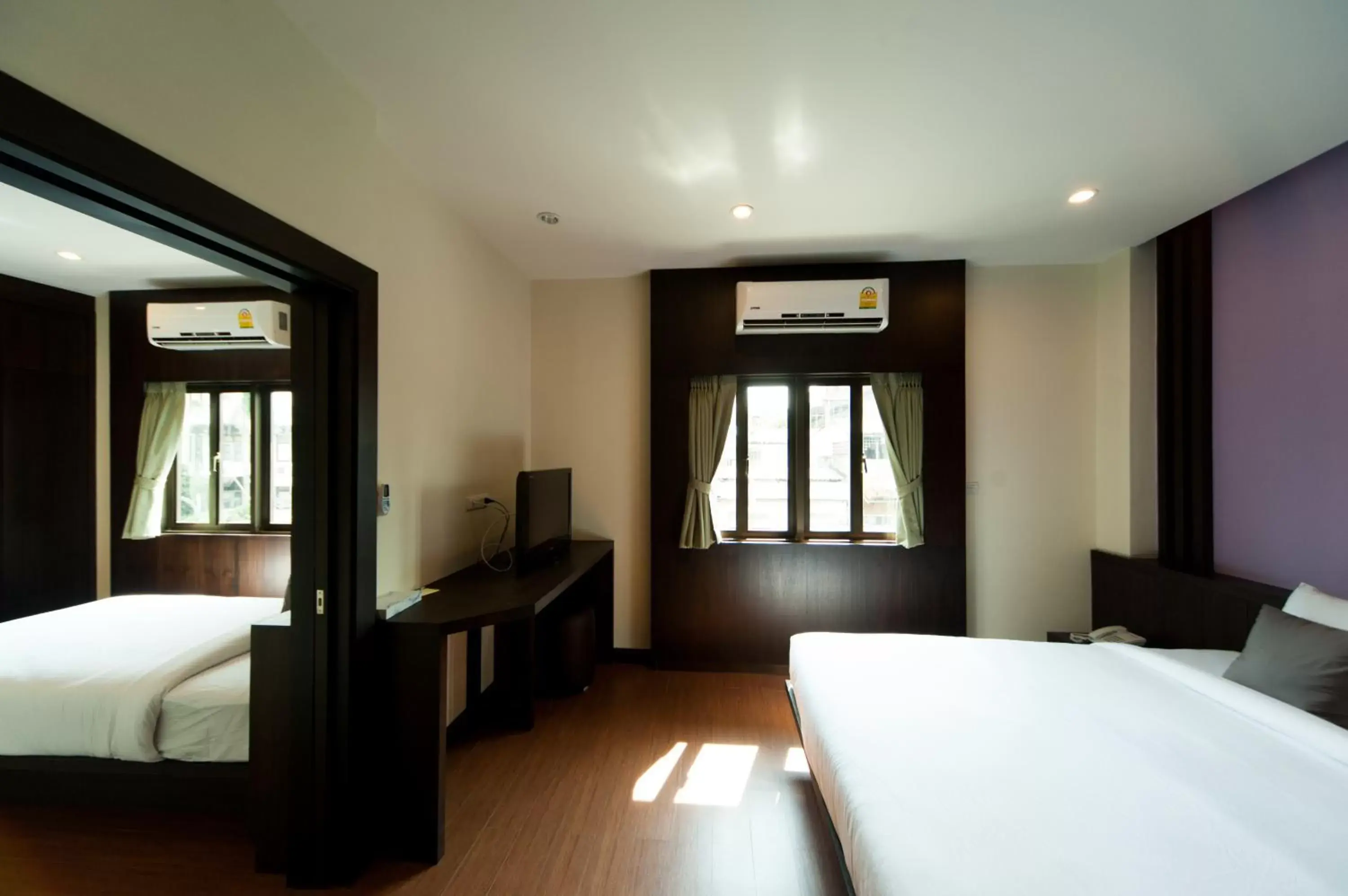 Photo of the whole room, Bed in Tara Place Hotel Bangkok