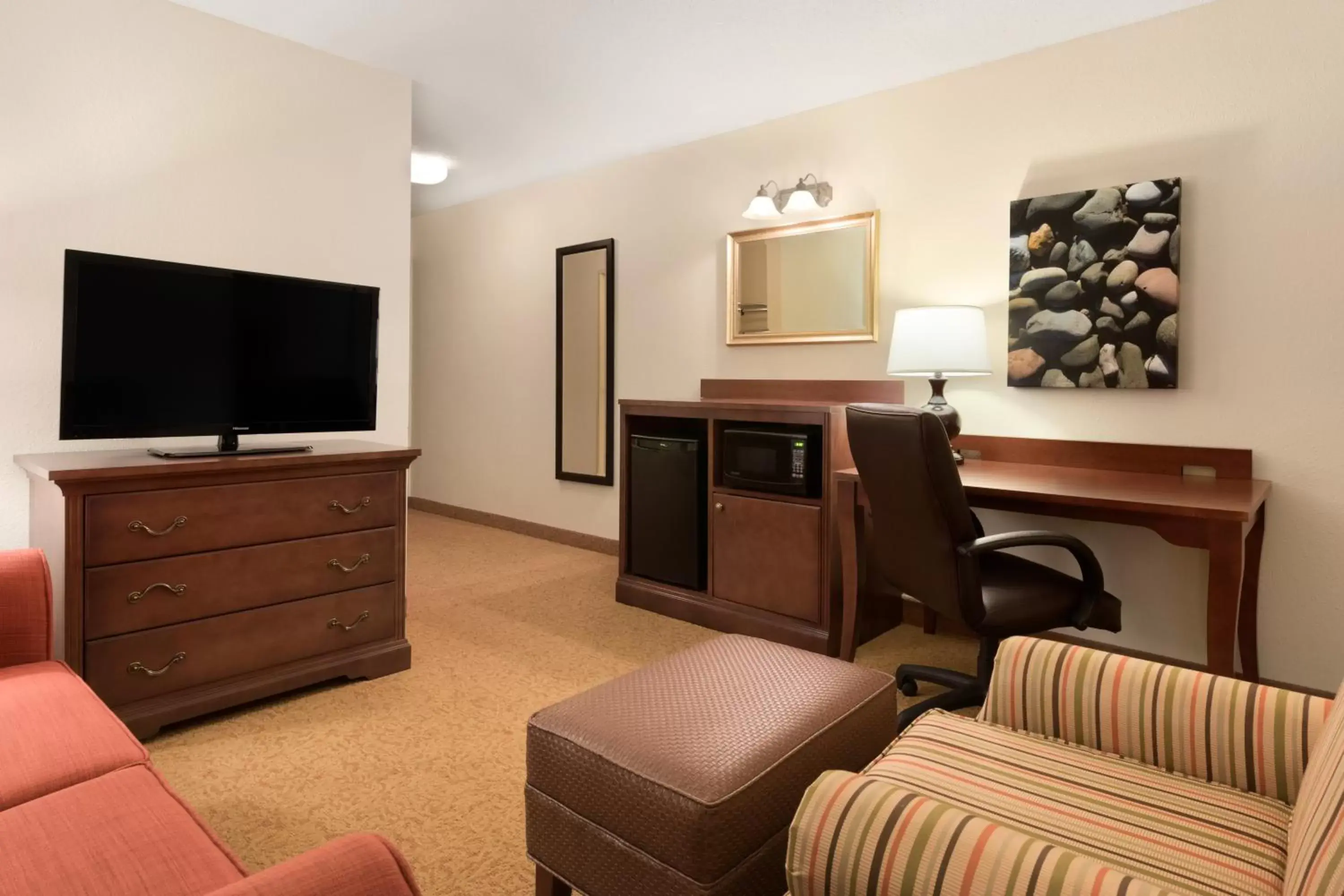Seating area, TV/Entertainment Center in Country Inn & Suites by Radisson, Cedar Rapids Airport, IA