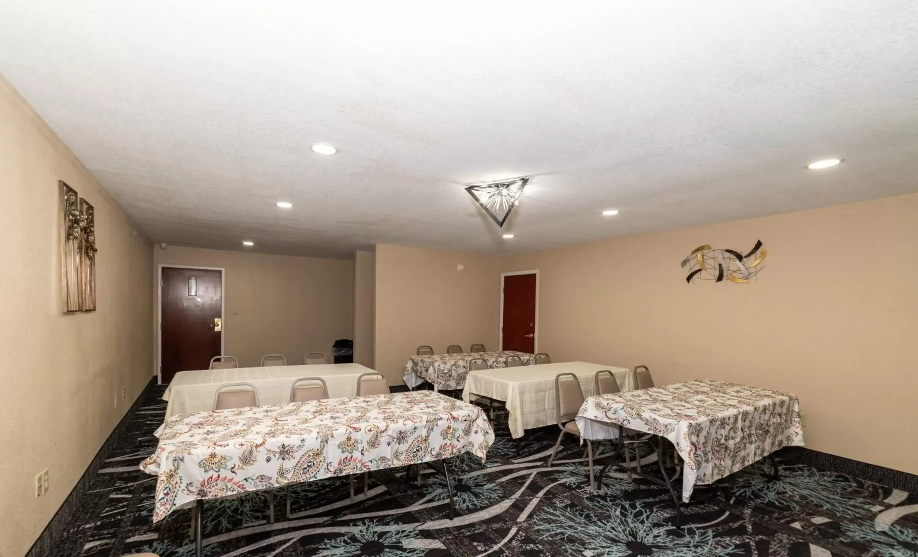 Meeting/conference room, Bed in Baymont by Wyndham Caddo Valley/Arkadelphia