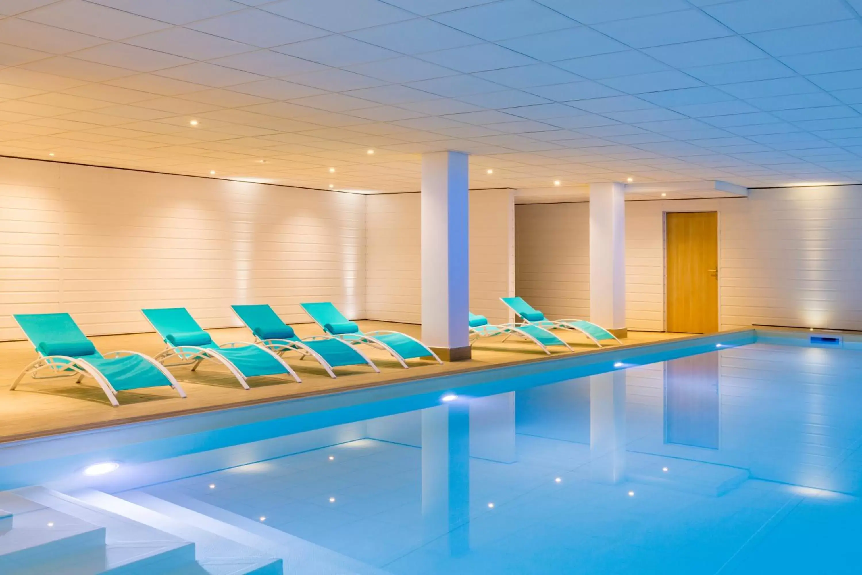 Swimming Pool in Best Western Plus Hôtel Escapade Senlis