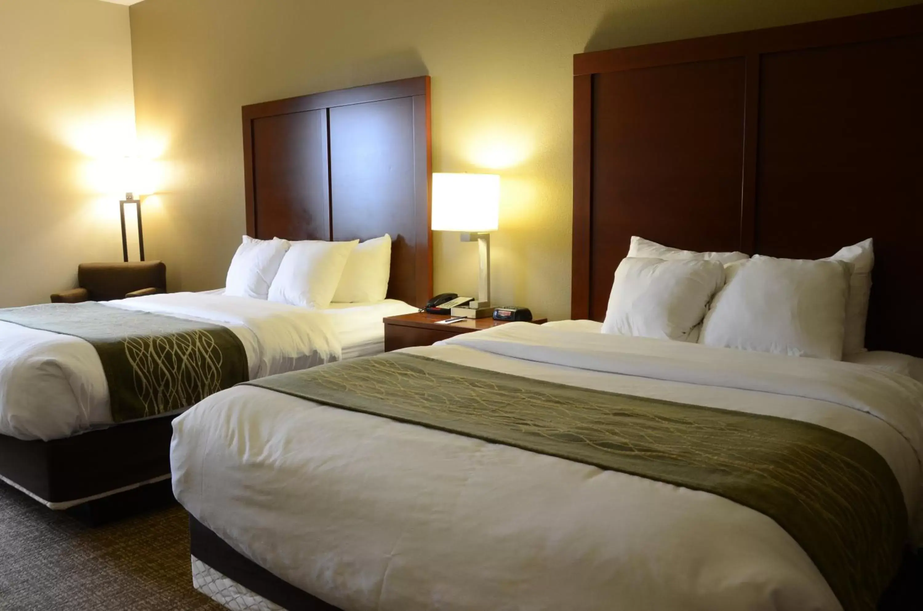 Bed in Comfort Inn & Suites Cave City