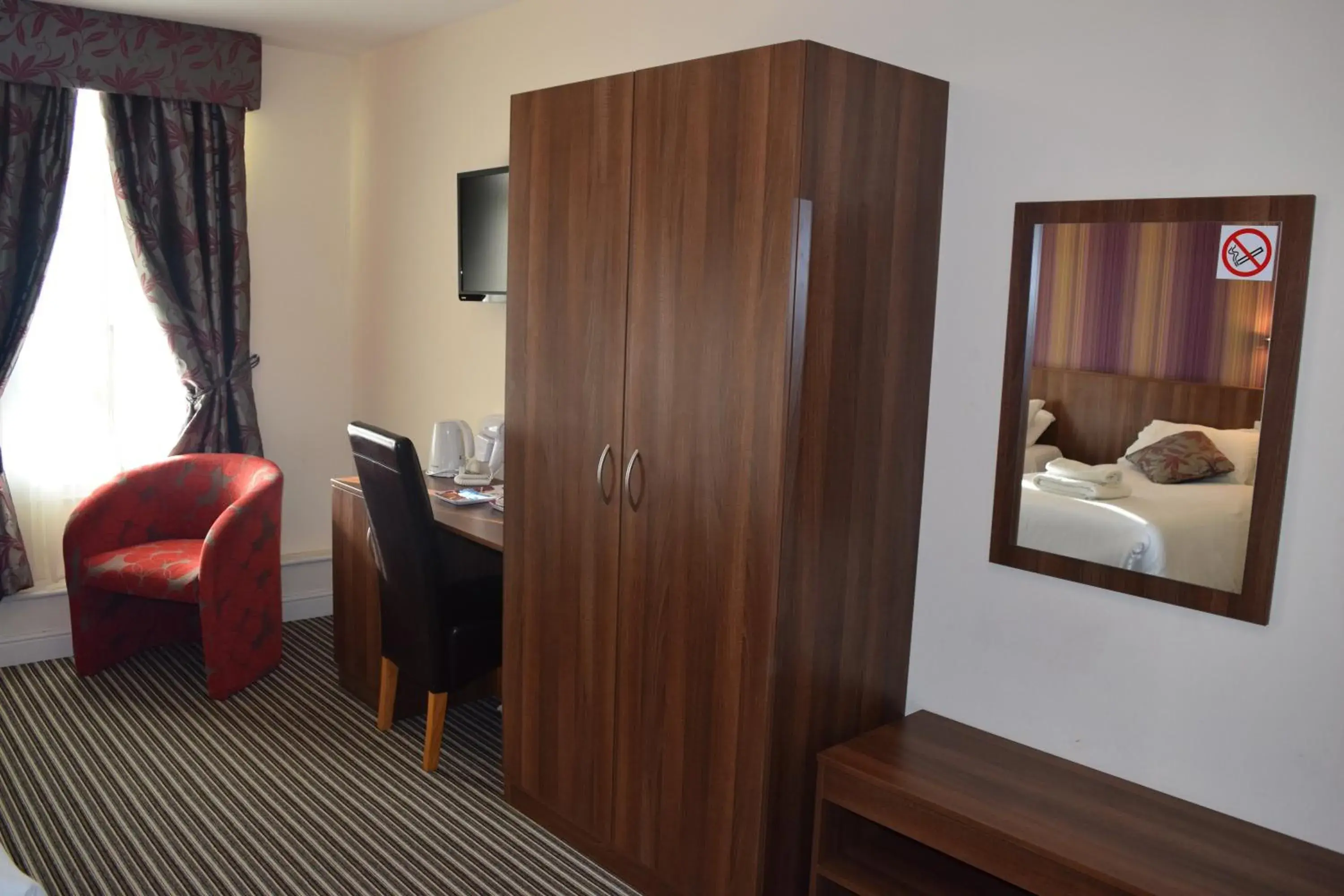 Bedroom, TV/Entertainment Center in Star Anglia Hotel