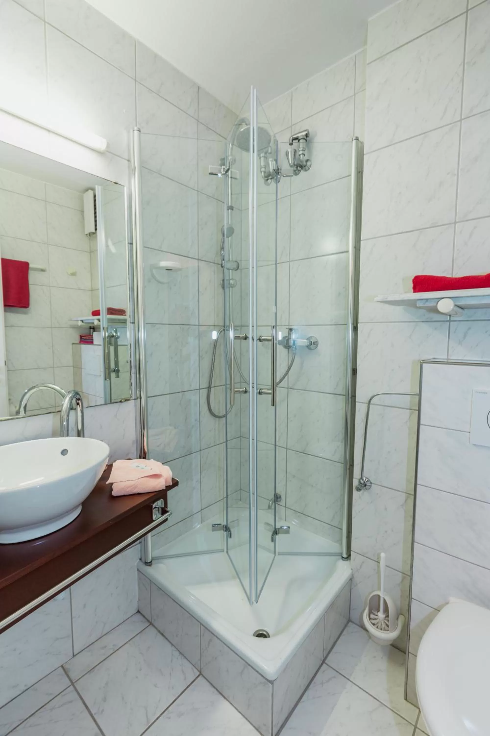 Shower in Hotel Excelsior