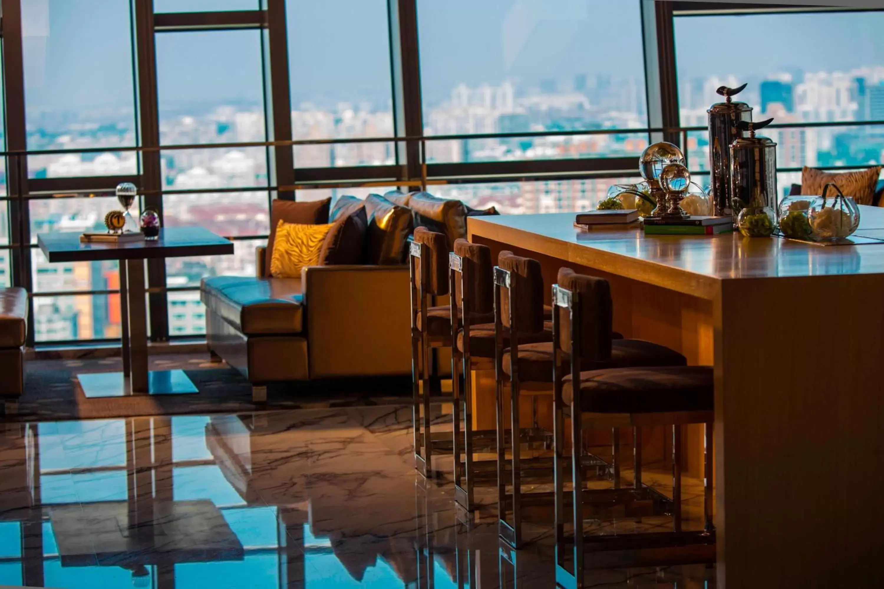 Lounge or bar in Renaissance Shanghai Caohejing Hotel