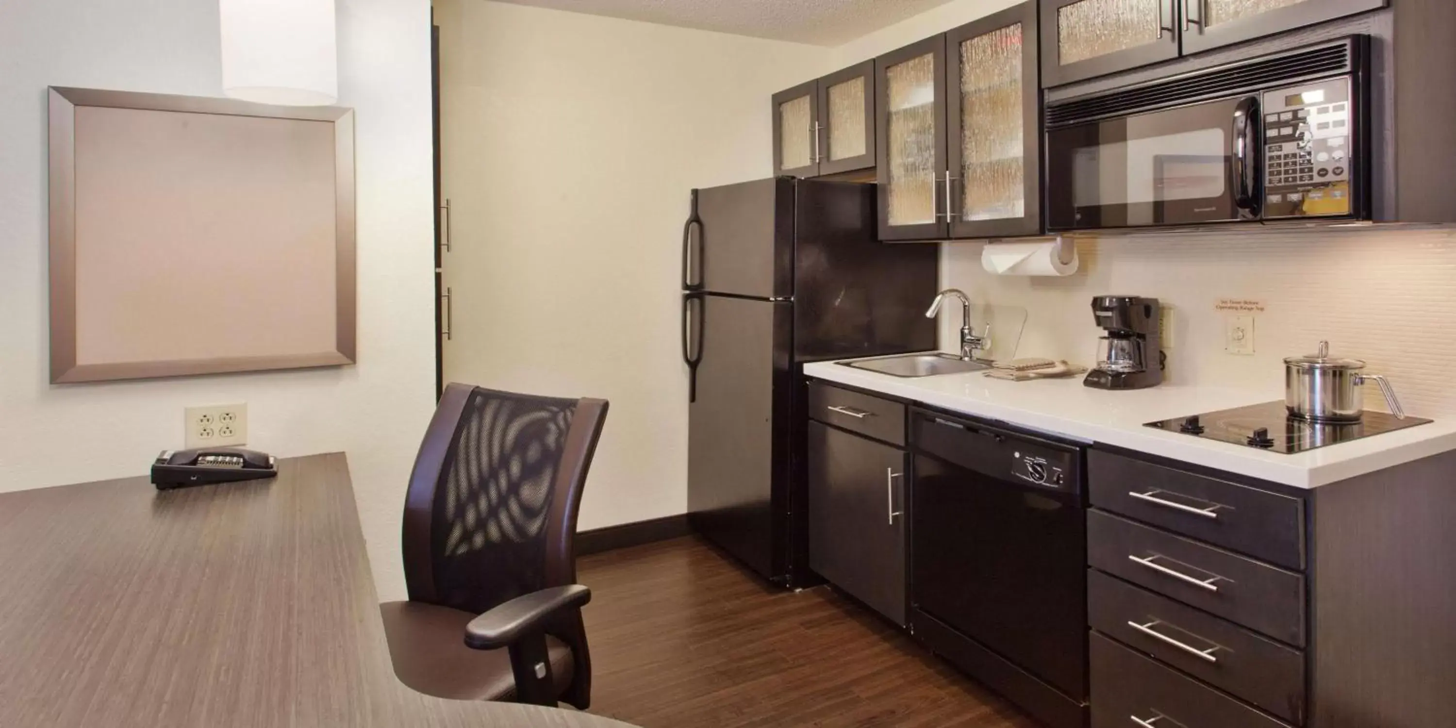 Coffee/tea facilities, Kitchen/Kitchenette in Sonesta Simply Suites Wichita Airport