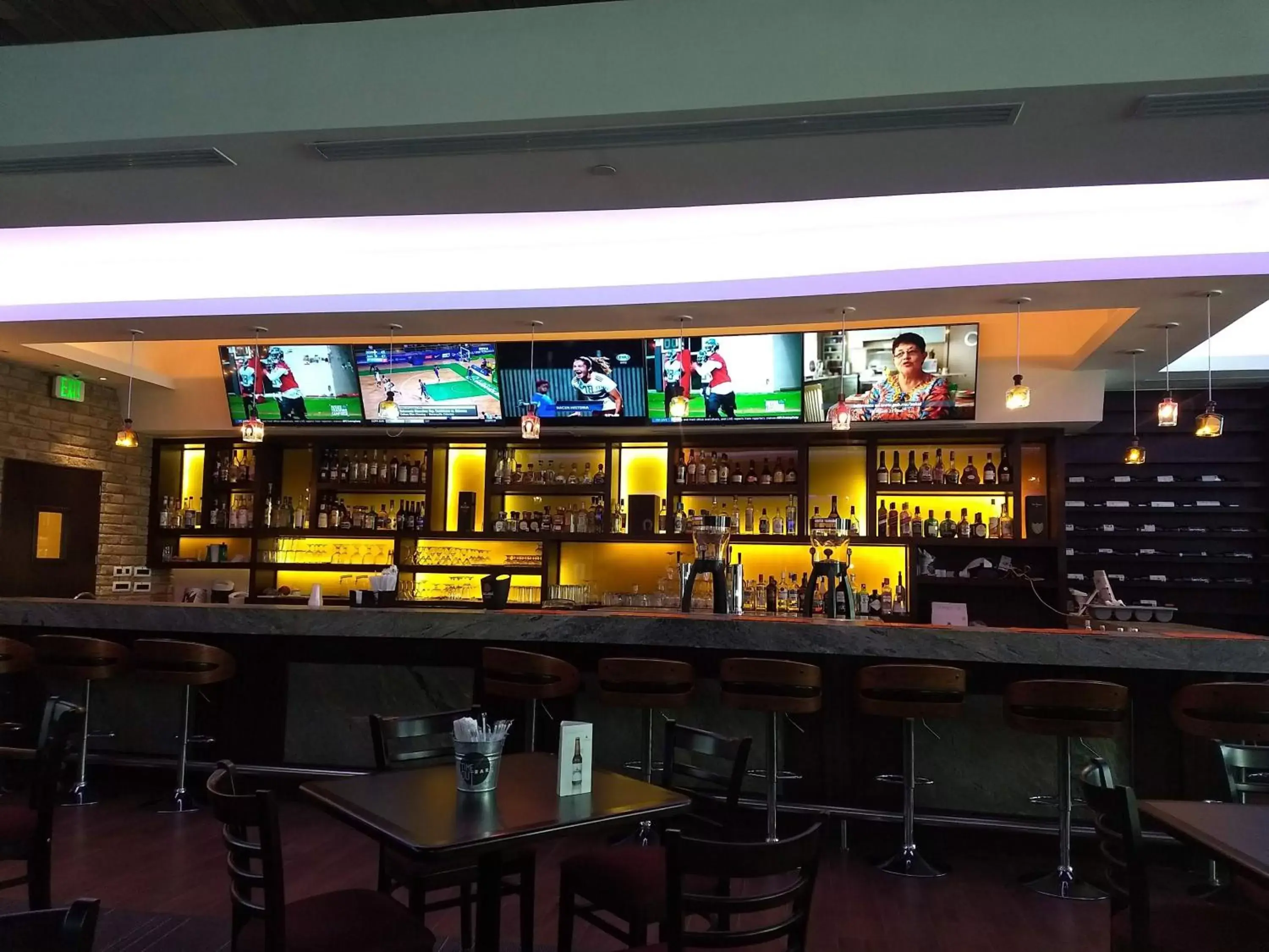 Lounge or bar in Crowne Plaza Leon, an IHG Hotel