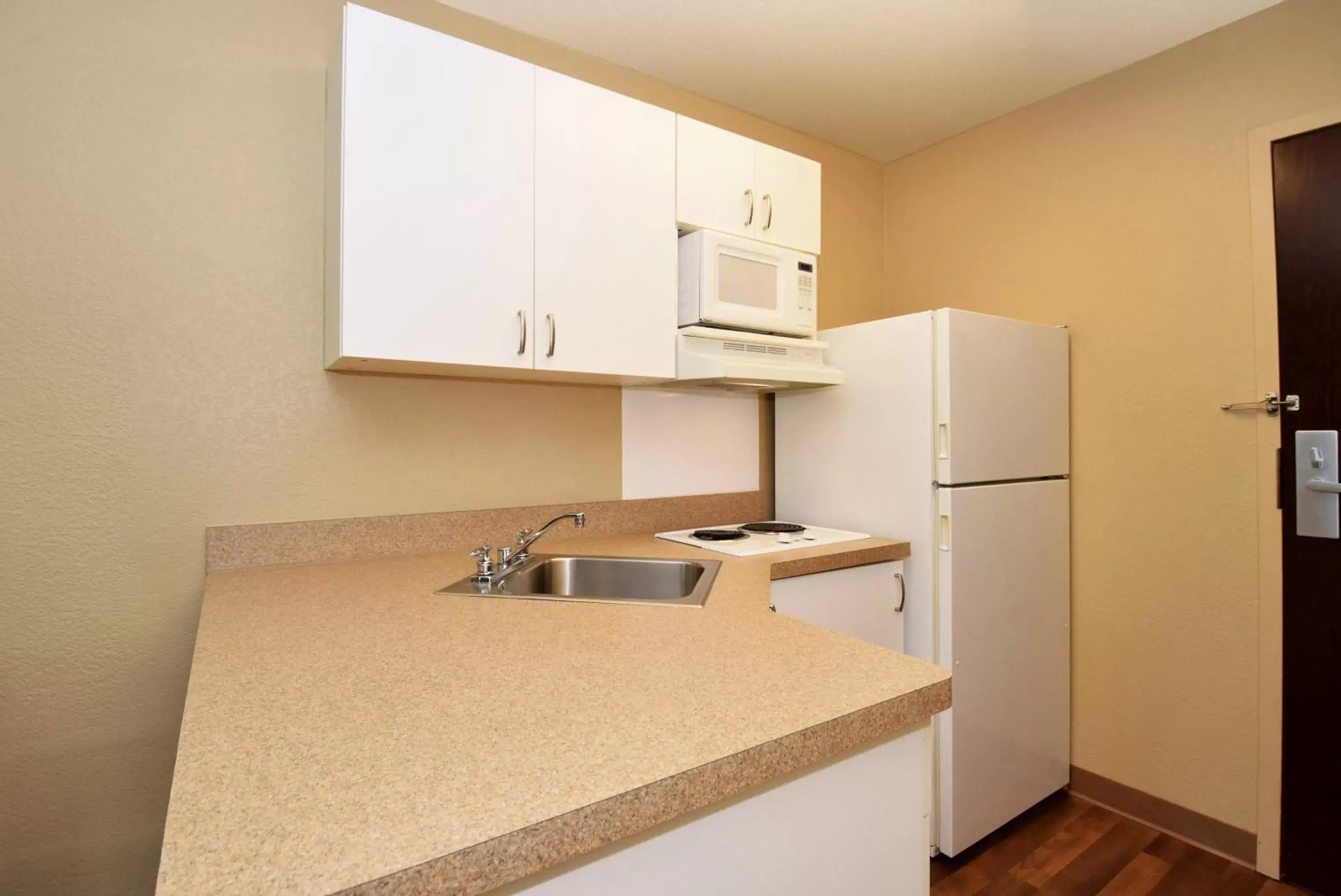 Kitchen or kitchenette, Kitchen/Kitchenette in Extended Stay America Suites - Orlando - Lake Mary - 1036 Greenwood Blvd
