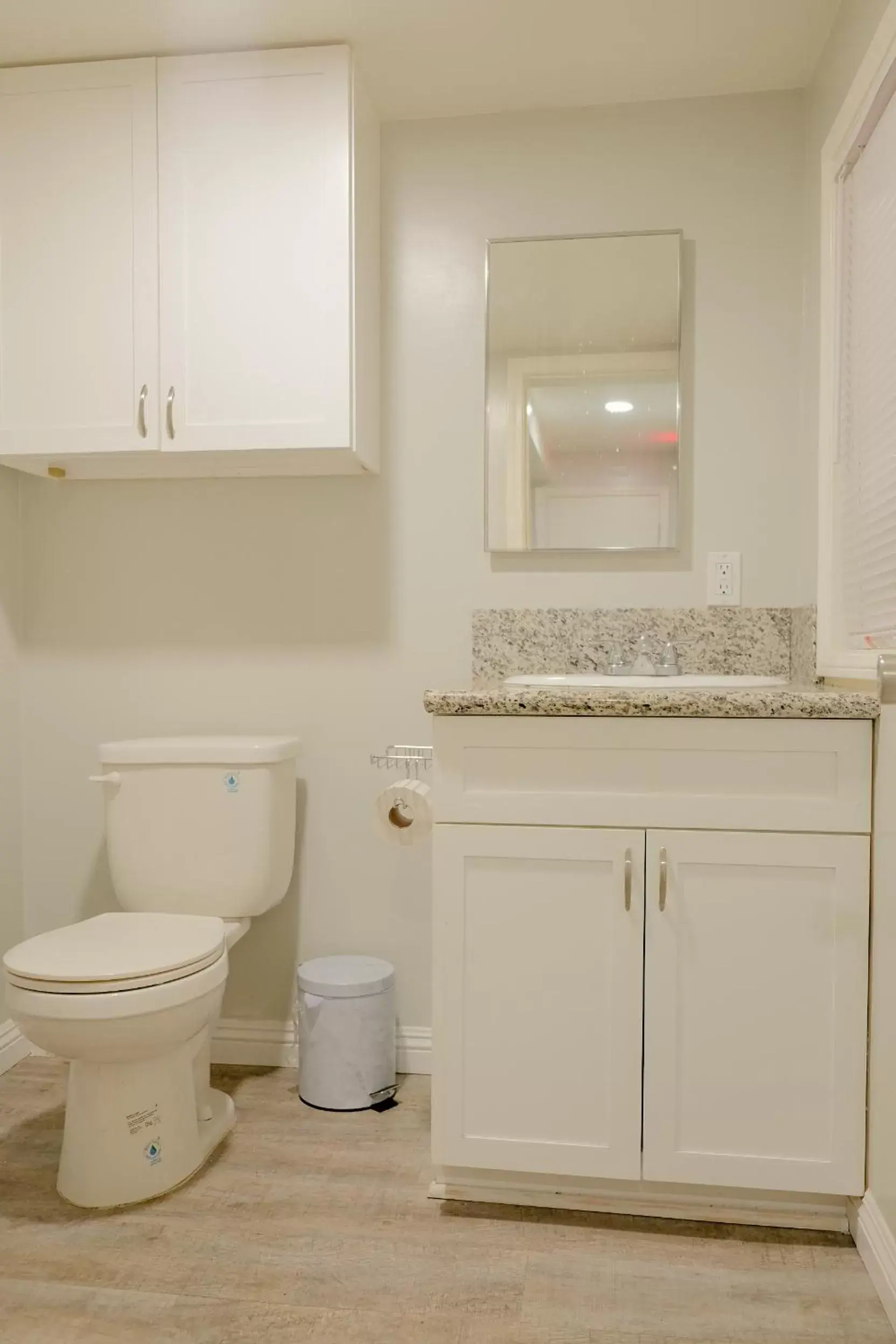 Toilet, Bathroom in Sherwood Arms Motel