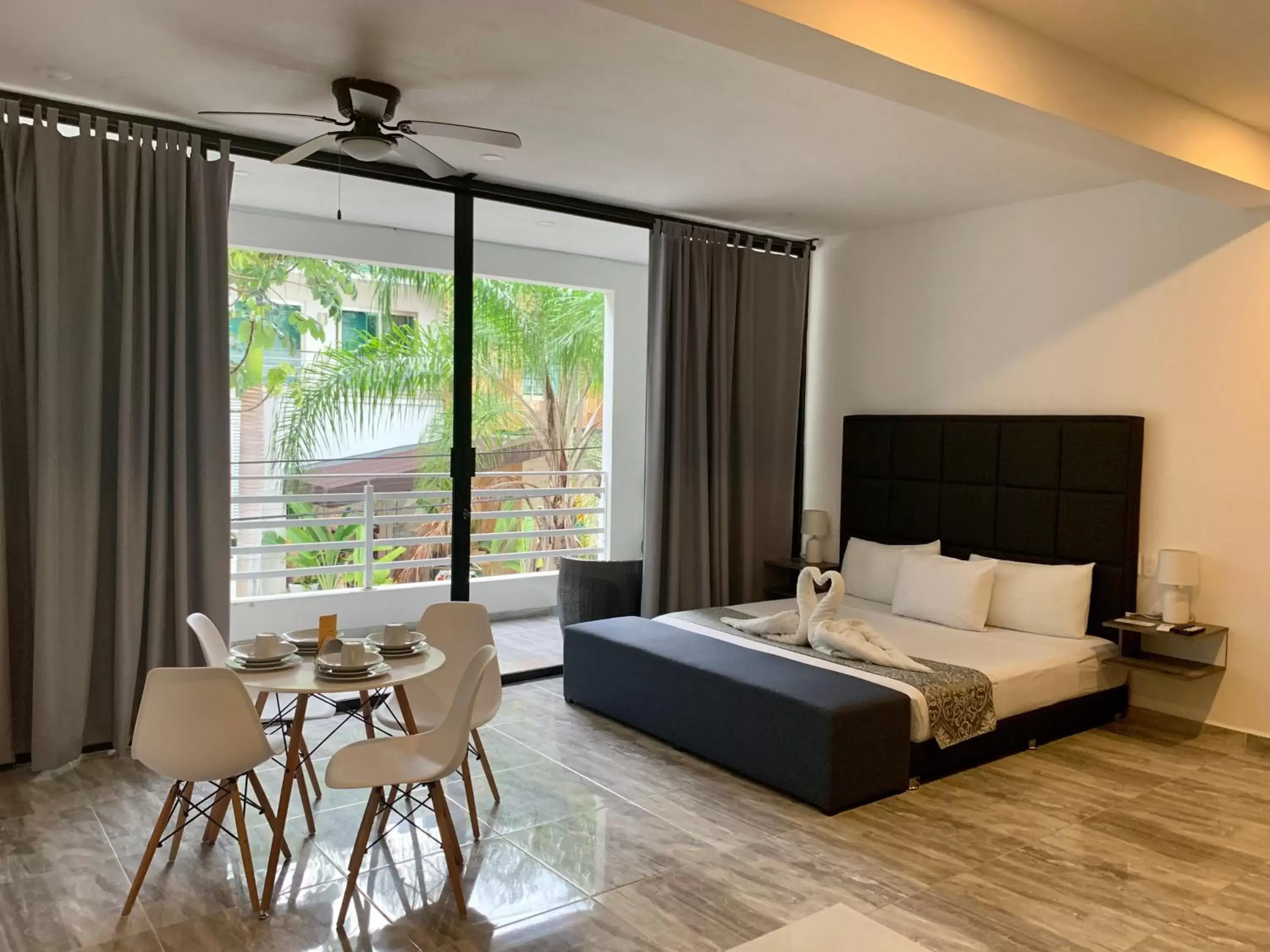 Bed, Seating Area in SILVERSANDS Hotel Boutique - 5Th Ave