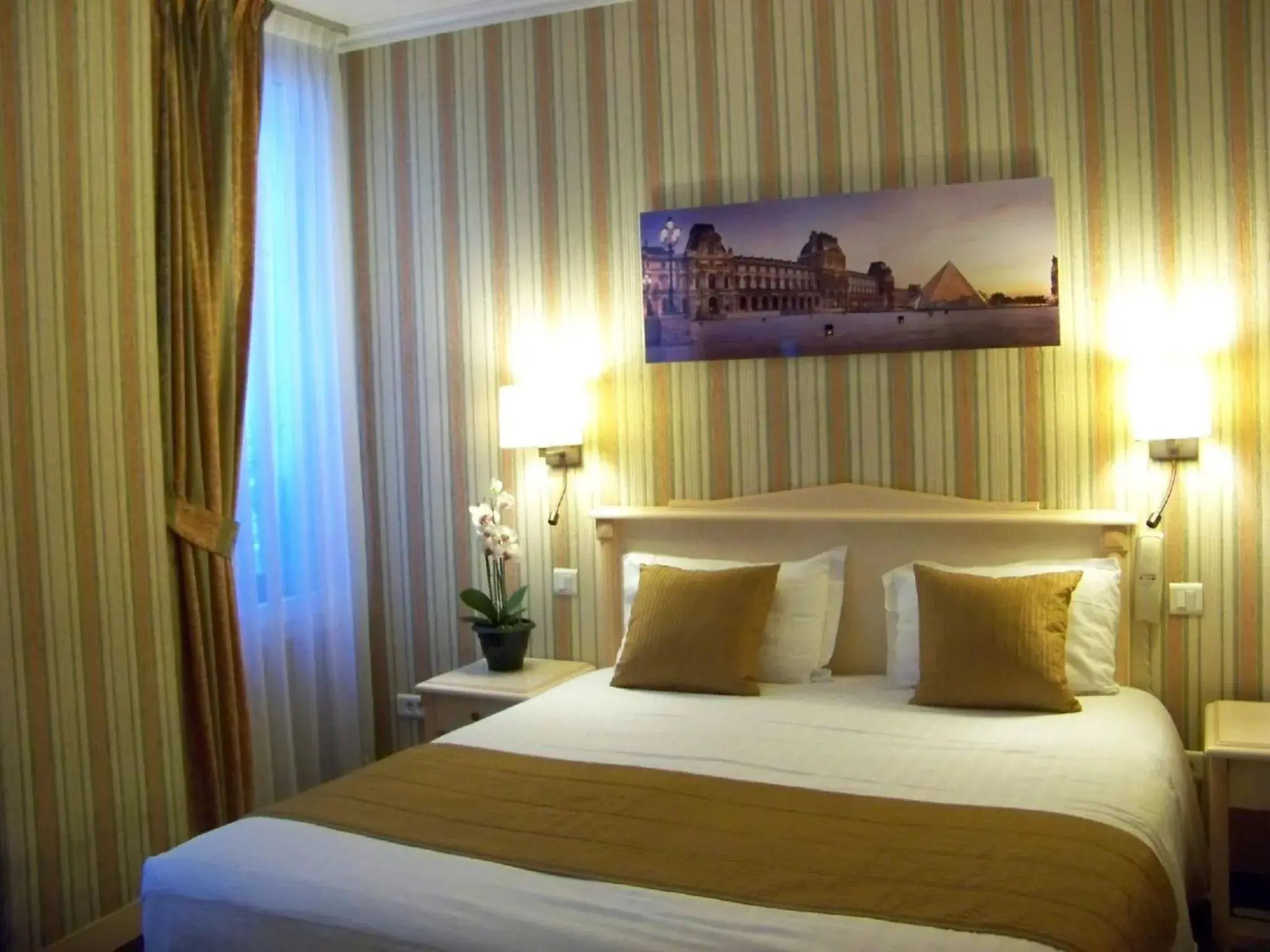 Bedroom, Bed in Hotel Louvre Sainte Anne