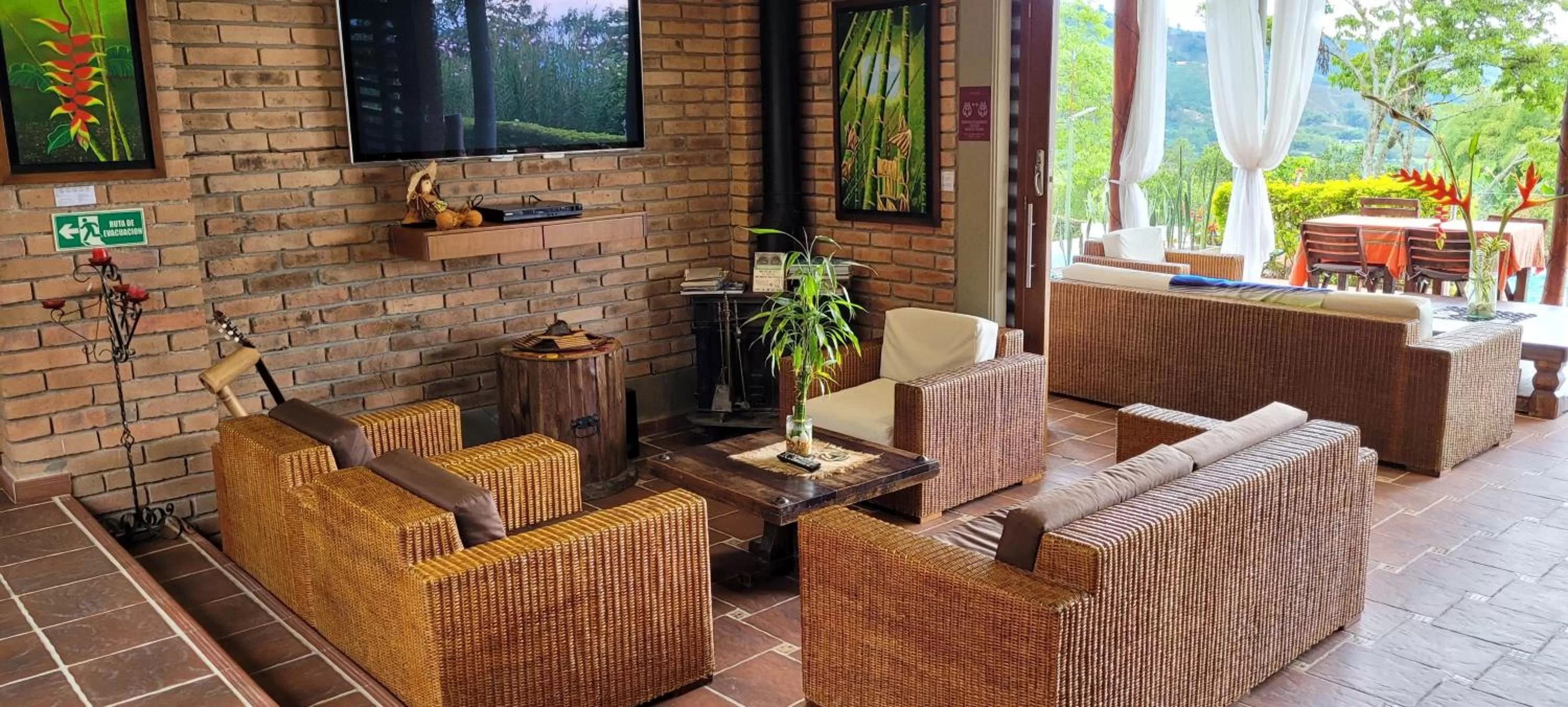 Communal lounge/ TV room in Finca del Café - Casa Typica