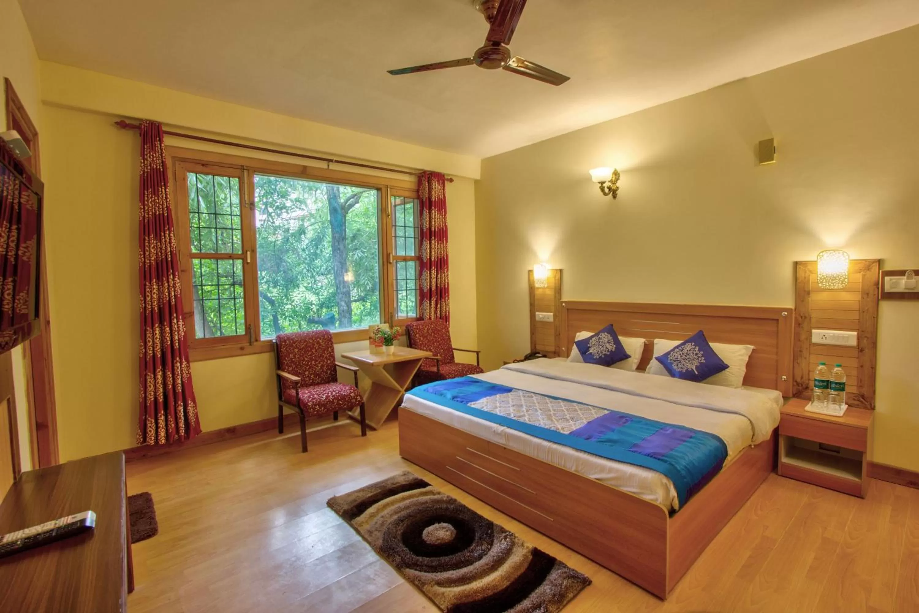 Photo of the whole room, Bed in Woodstock Inn Manali 800 Mtrs from Mall Road