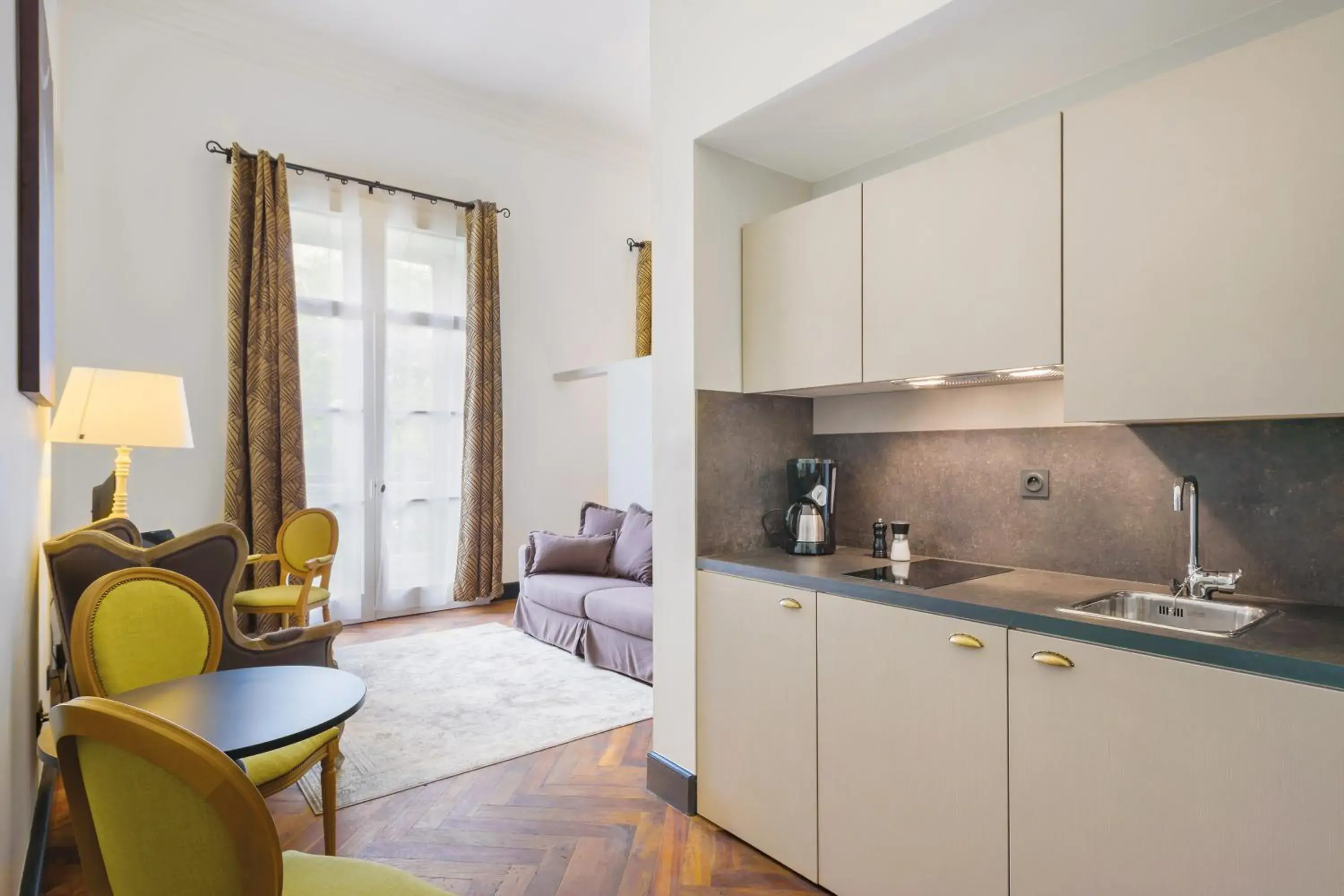 Kitchen or kitchenette, Kitchen/Kitchenette in Appart City Nimes Arenes