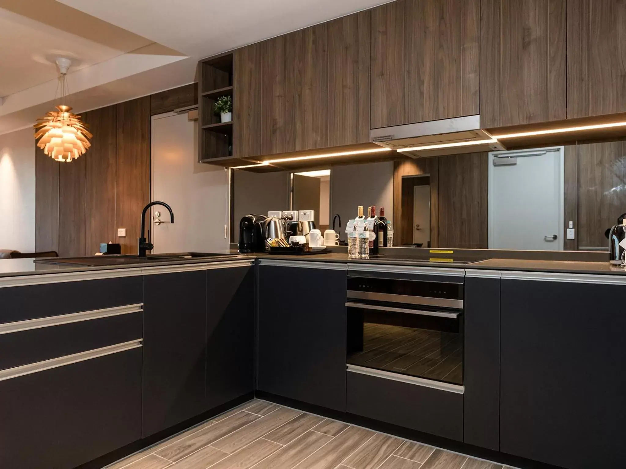 Coffee/tea facilities, Kitchen/Kitchenette in The Branksome Hotel & Residences