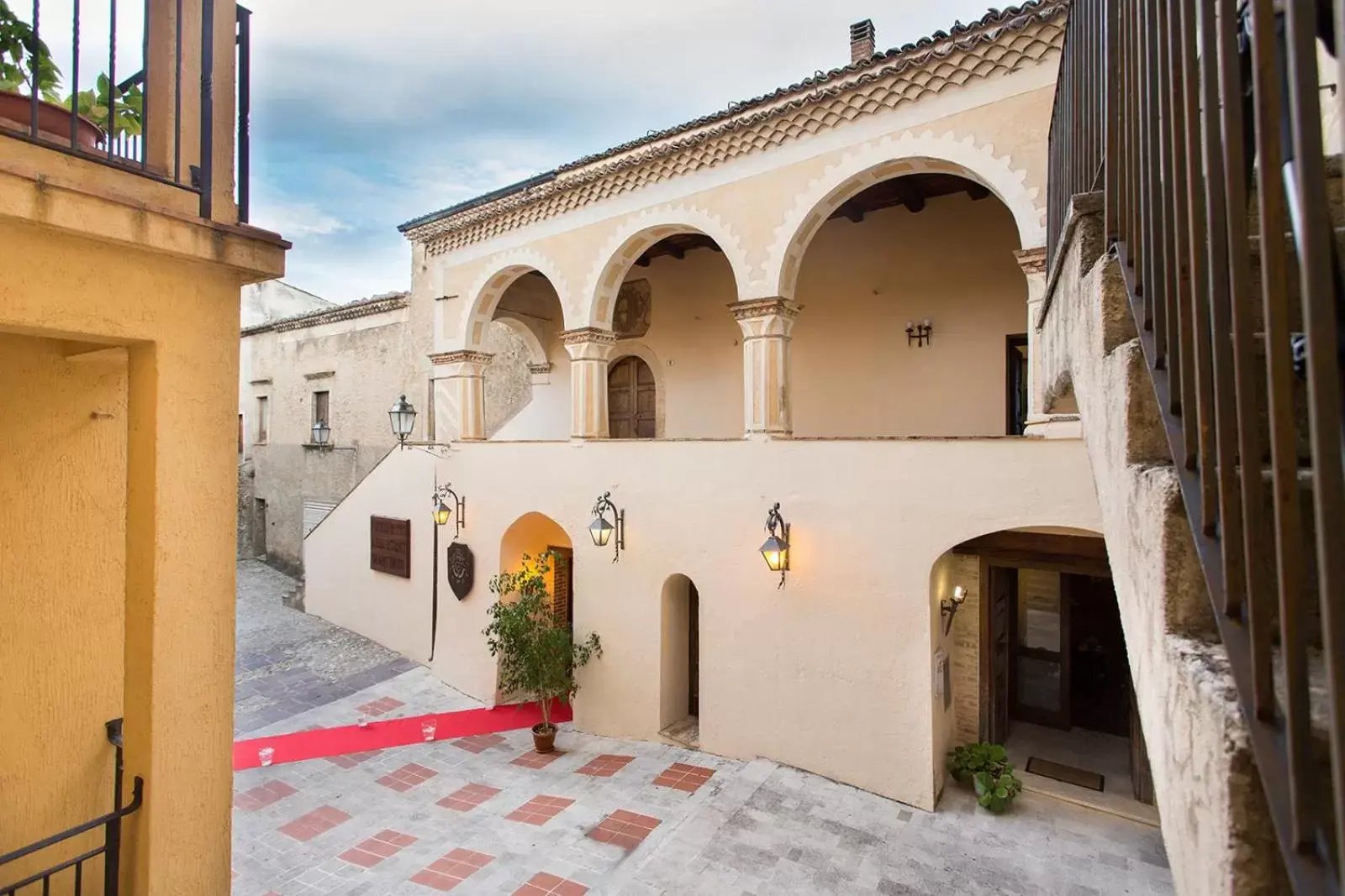 Facade/entrance, Property Building in Castello di Altomonte