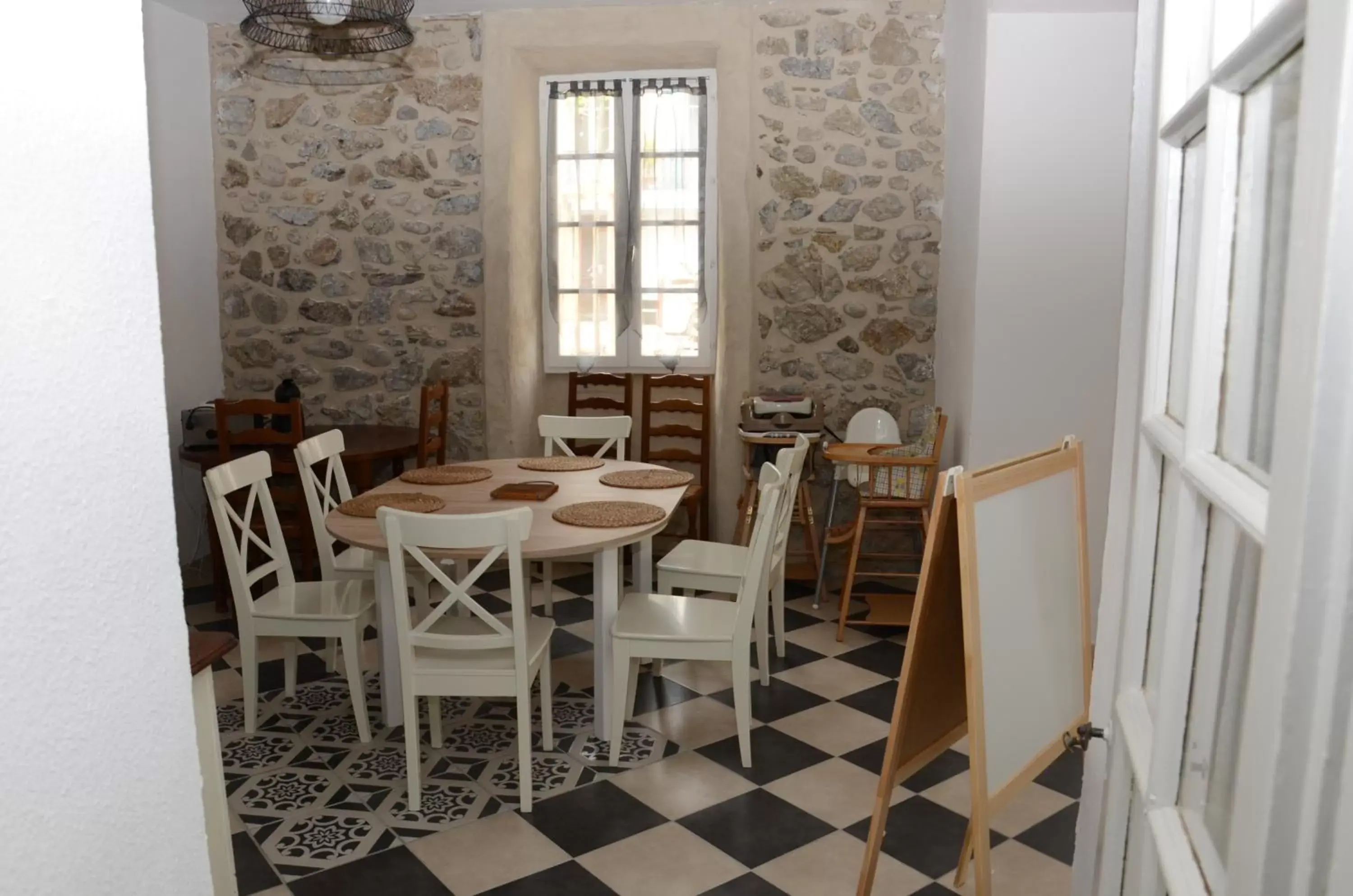 Restaurant/Places to Eat in Nostra Demora