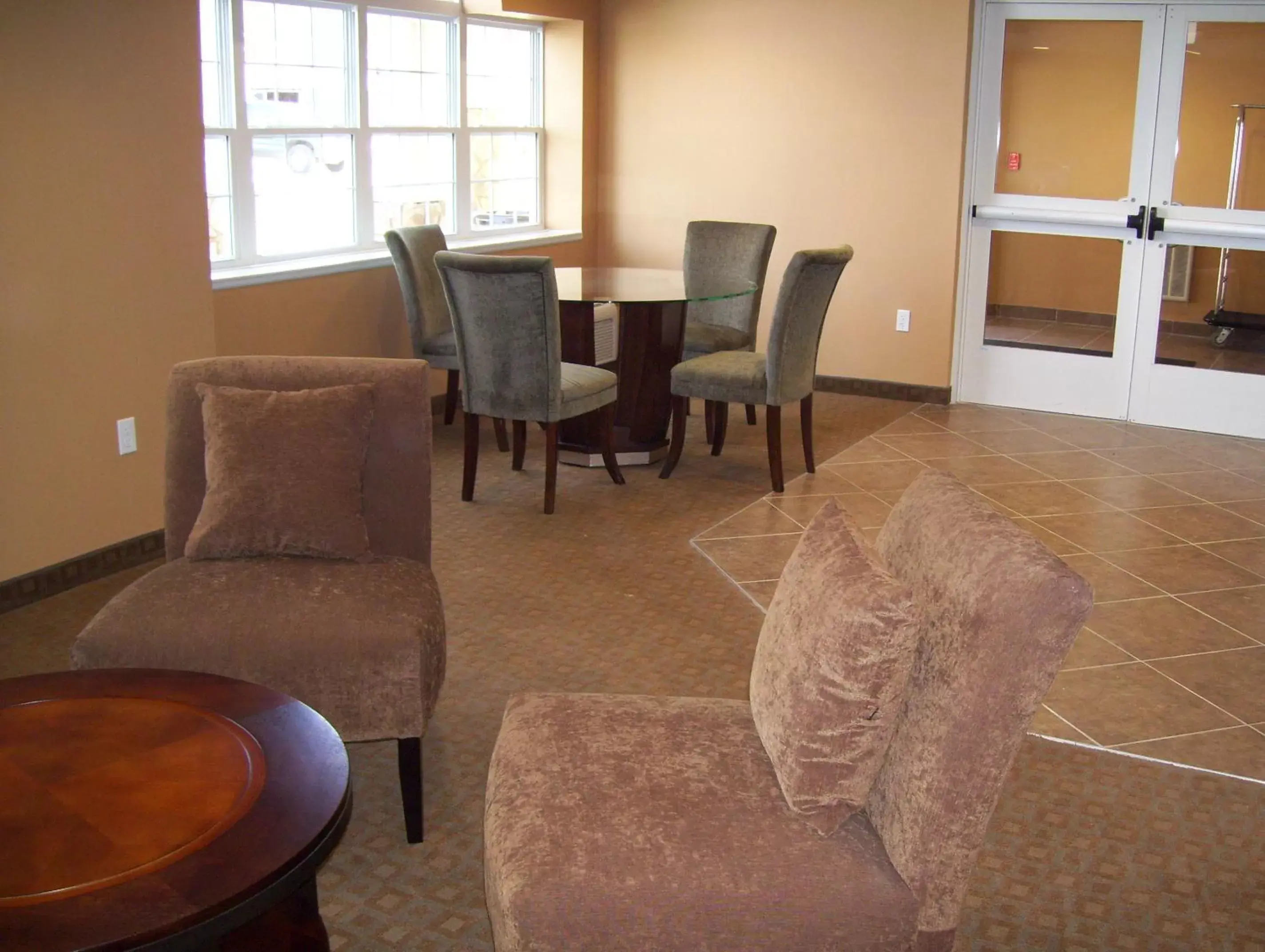 People, Seating Area in Microtel Inn & Suites Quincy by Wyndham