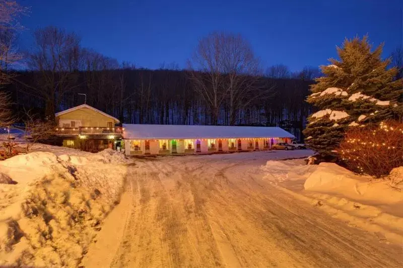 Facade/entrance, Winter in Starlite Motel & Suites