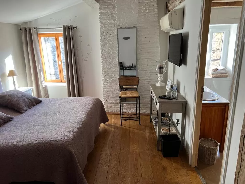 Photo of the whole room, Bed in Chambres d'Hôtes Mado et Lulu