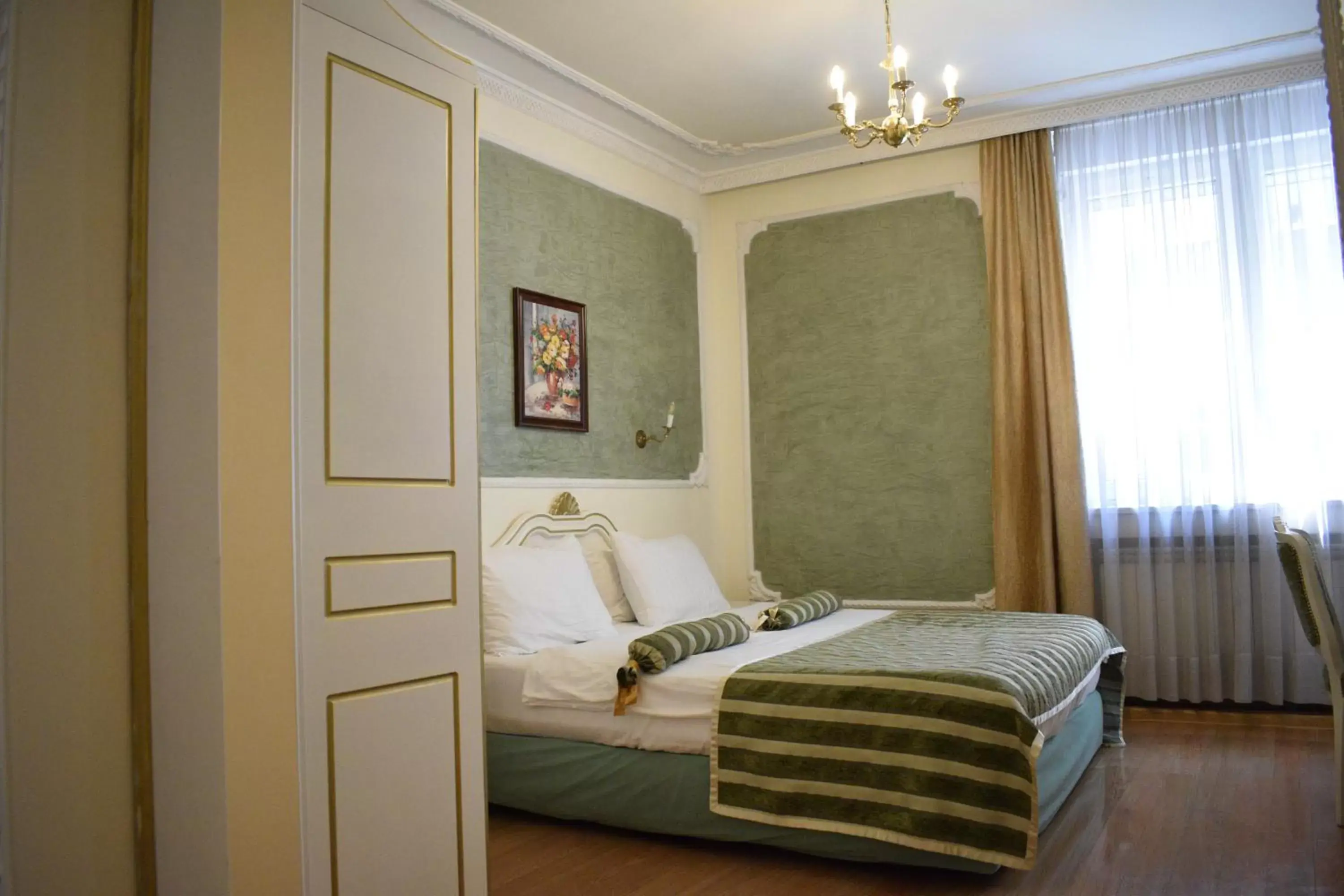 Bedroom, Bed in Queen's Astoria Design Hotel
