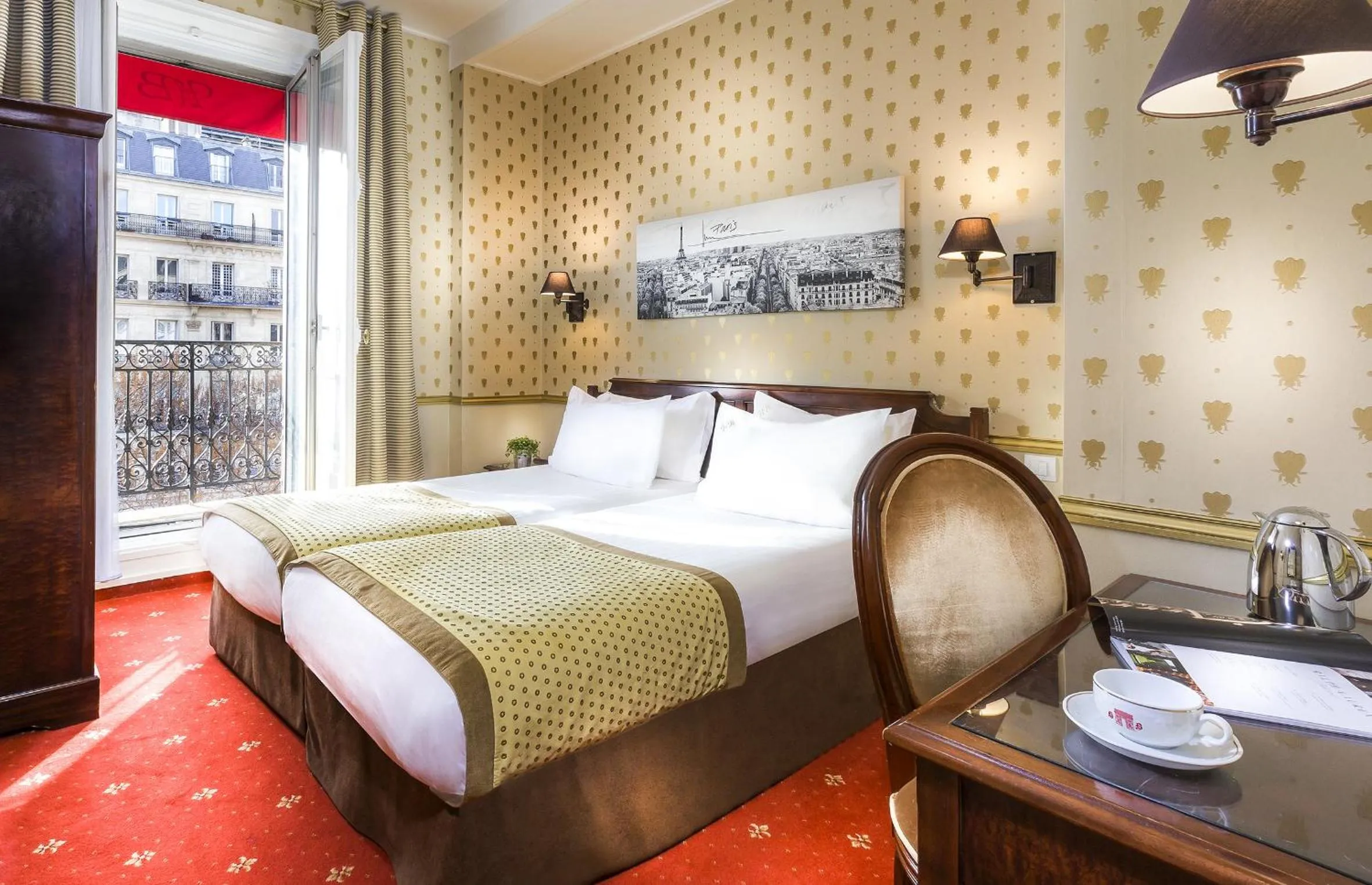 Standard Twin Room with Arc de Triomphe View in Belfast