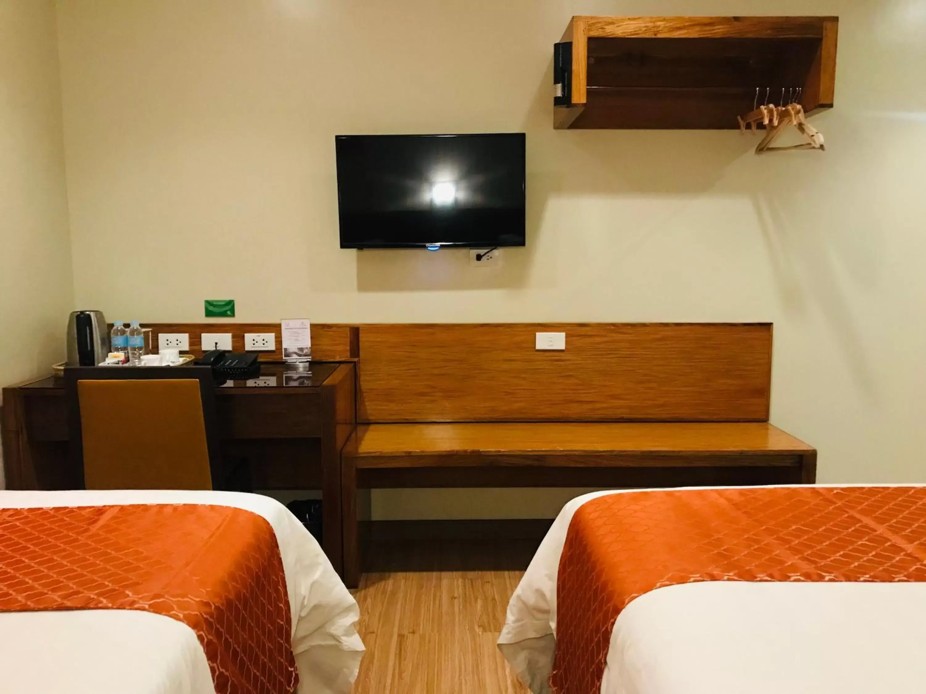 Bed, TV/Entertainment Center in Coron Soleil Express Hotel