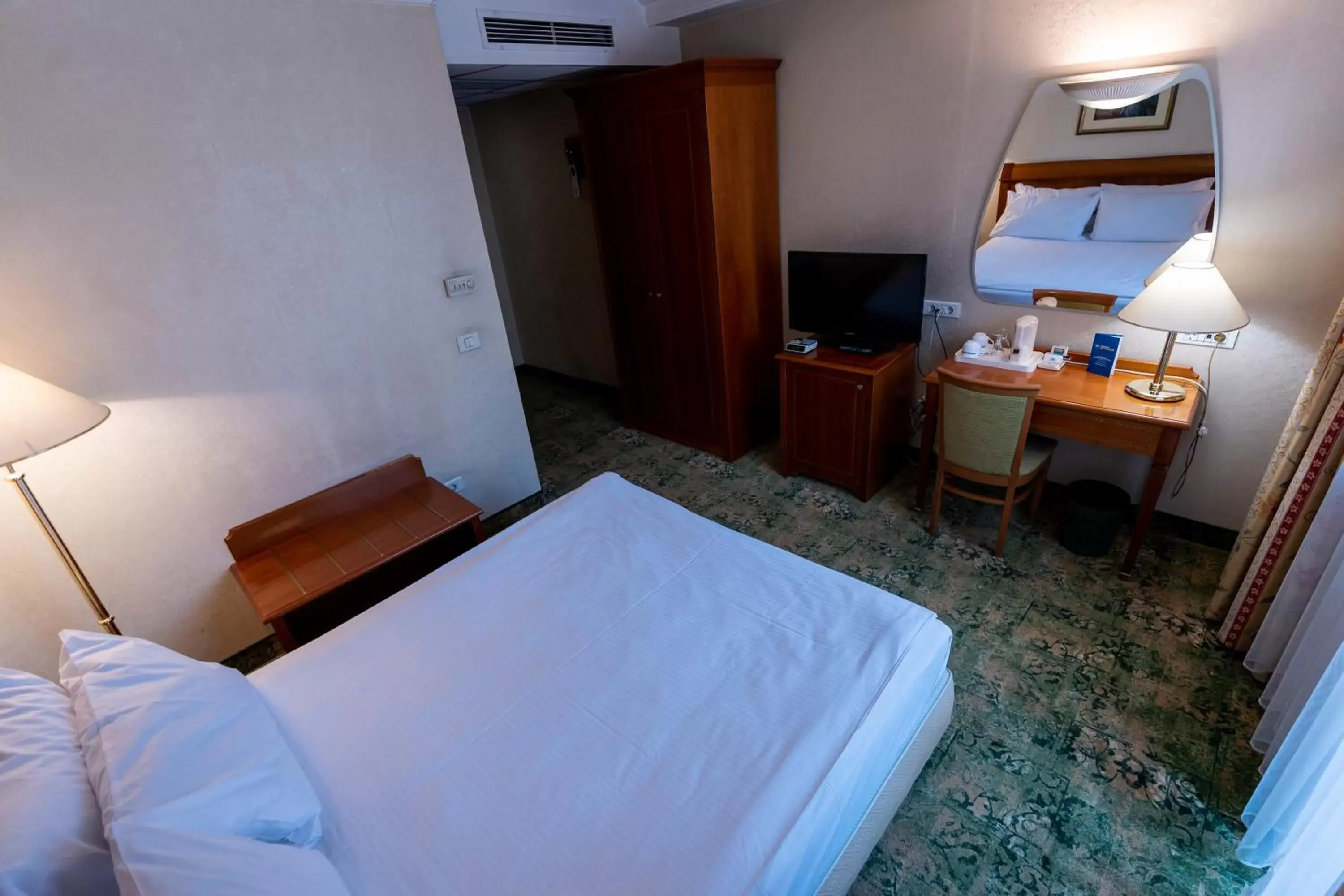 Communal lounge/ TV room, Bed in Best Western Hotel Turist
