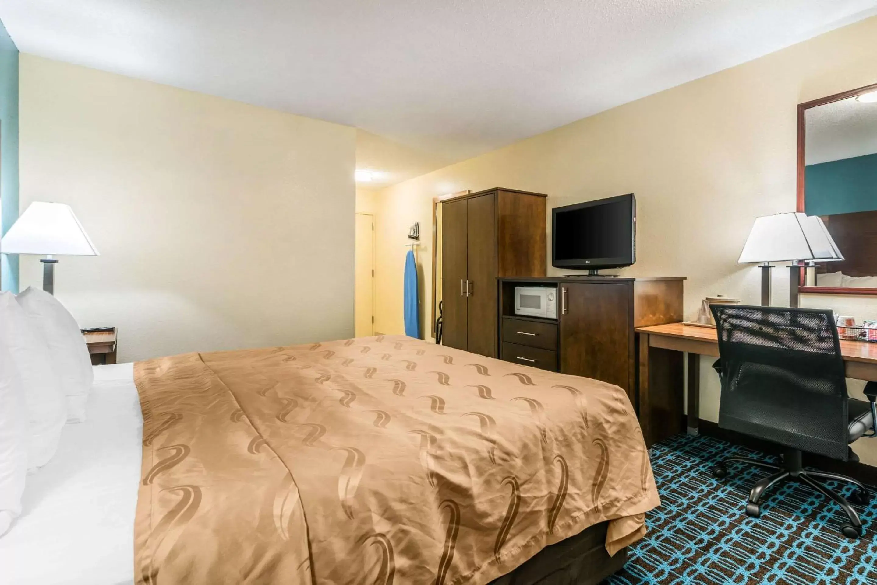Photo of the whole room, Bed in Quality Inn Loudon/Concord