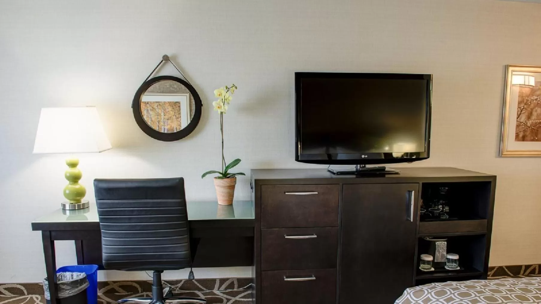 Photo of the whole room, Bed in Crowne Plaza Kitchener-Waterloo by IHG