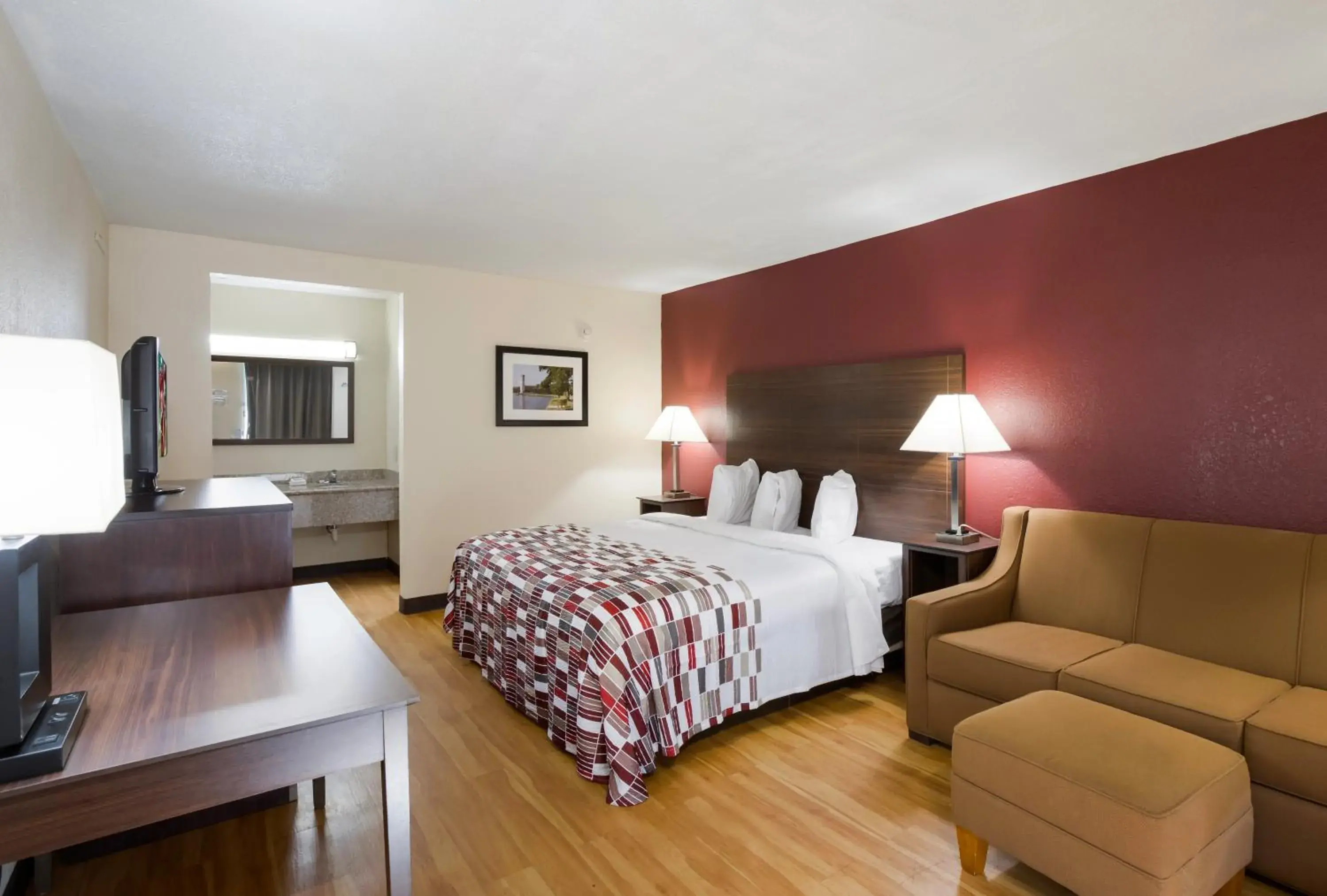 Photo of the whole room, Bed in Red Roof Inn & Suites Anderson, SC