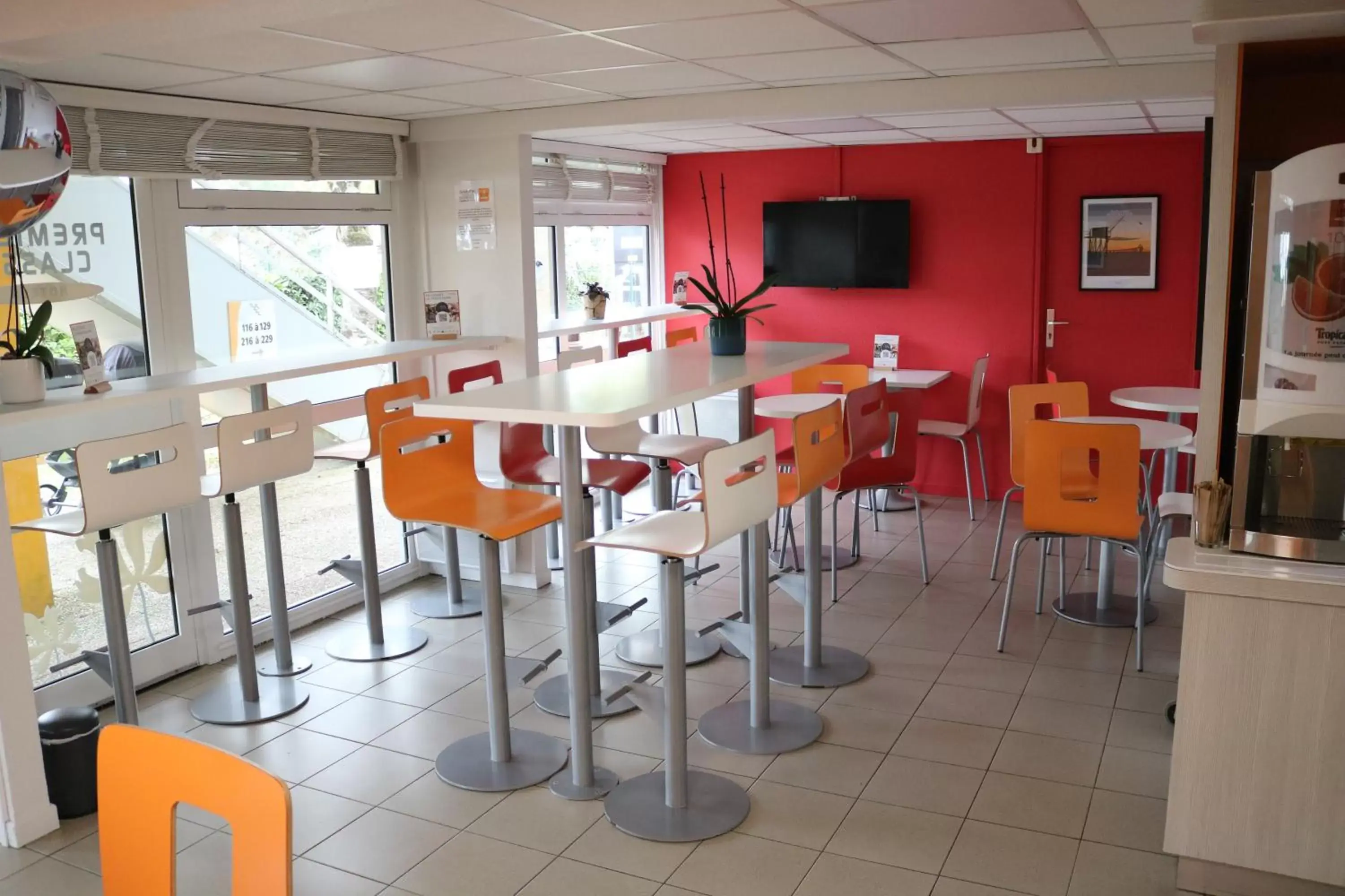 Breakfast, Restaurant/Places to Eat in Premiere Classe Saint Nazaire - Trignac