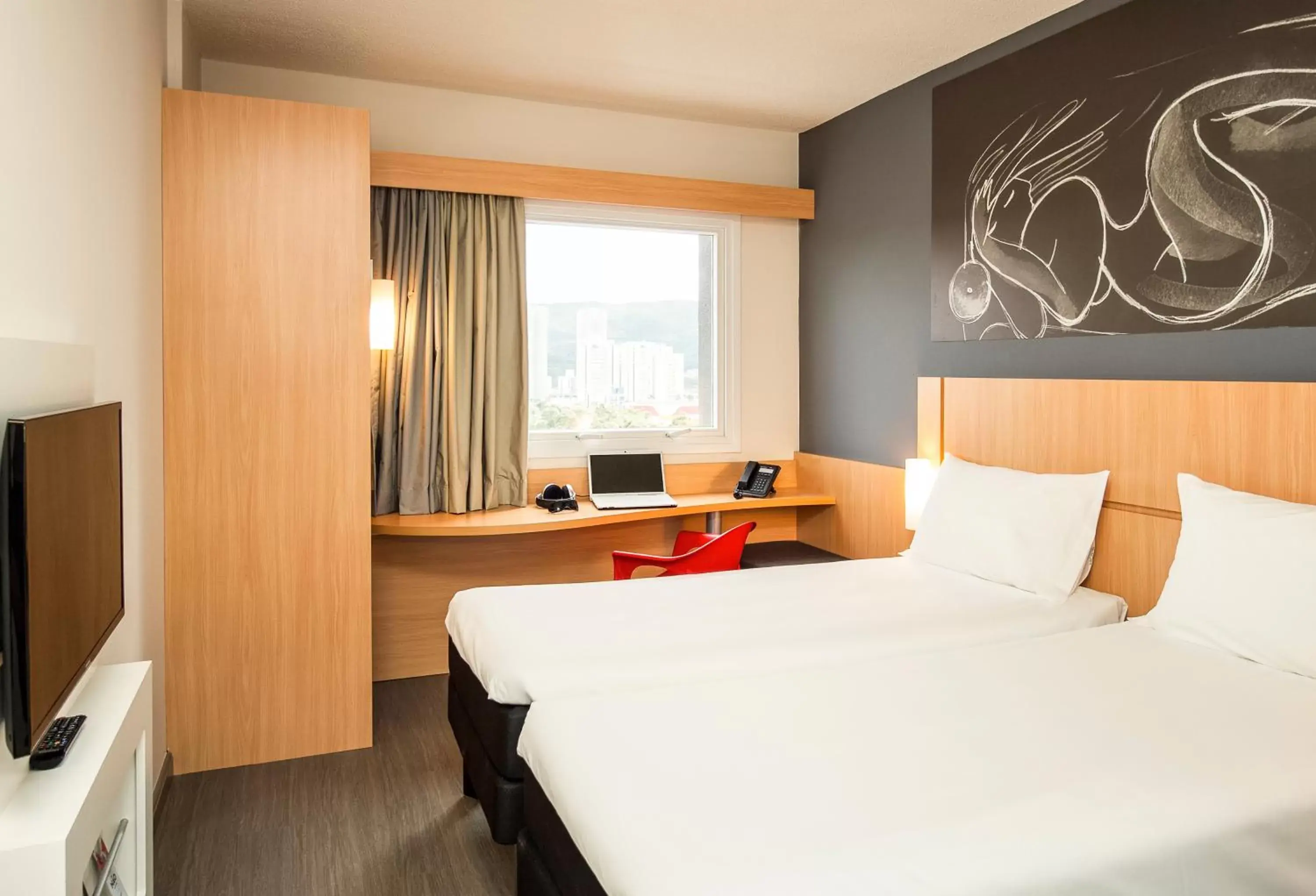 Photo of the whole room, Bed in Hotel ibis Rennes Centre Gare Sud